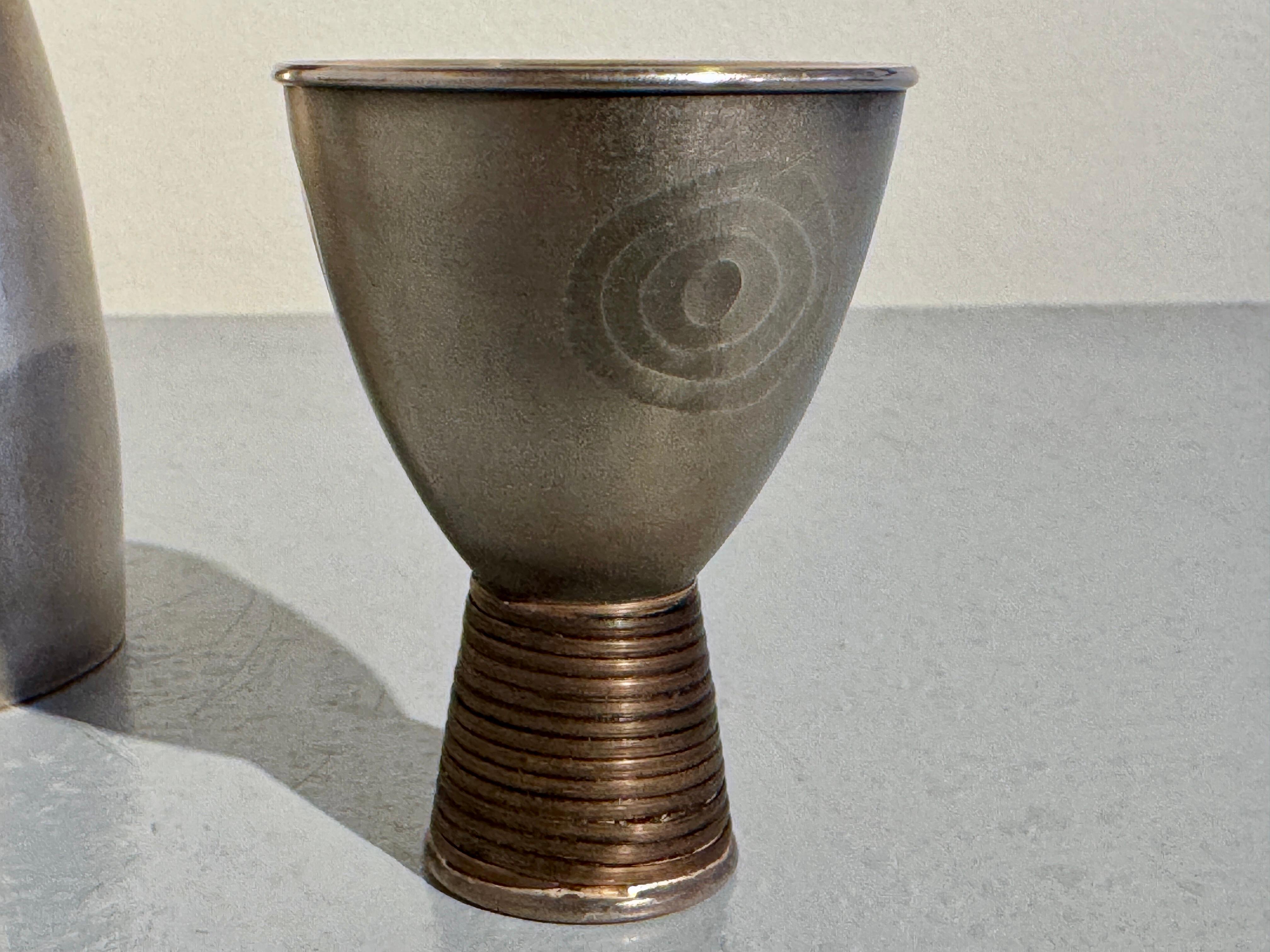 Spazzolato Bottiglia da sakè e tazze d'argento vintage in stile Art Deco Jungin, circa 1930 in vendita