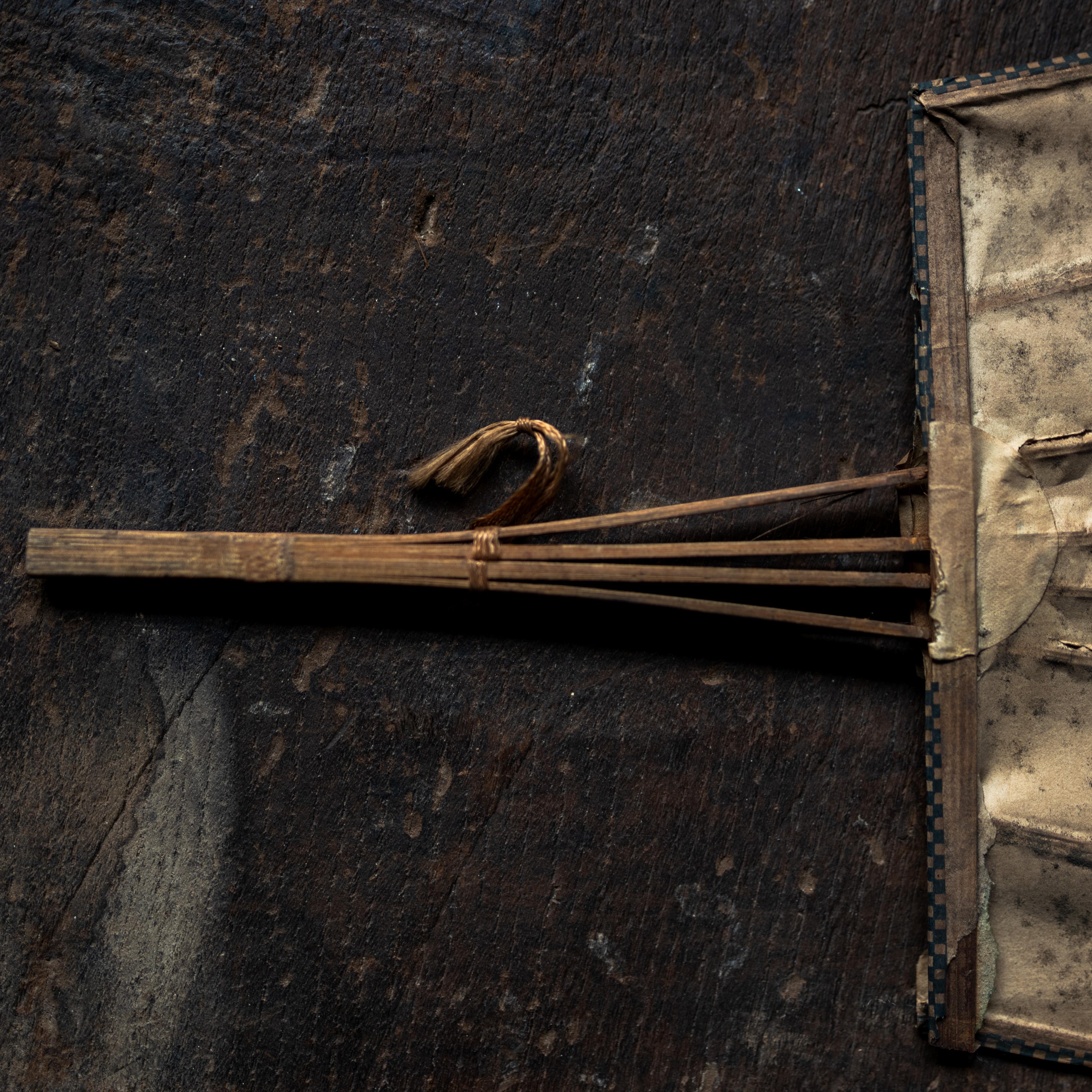 20ième siècle Eventail japonais vintage en bambou et papier ''Uchiwa'', 20ème siècle en vente