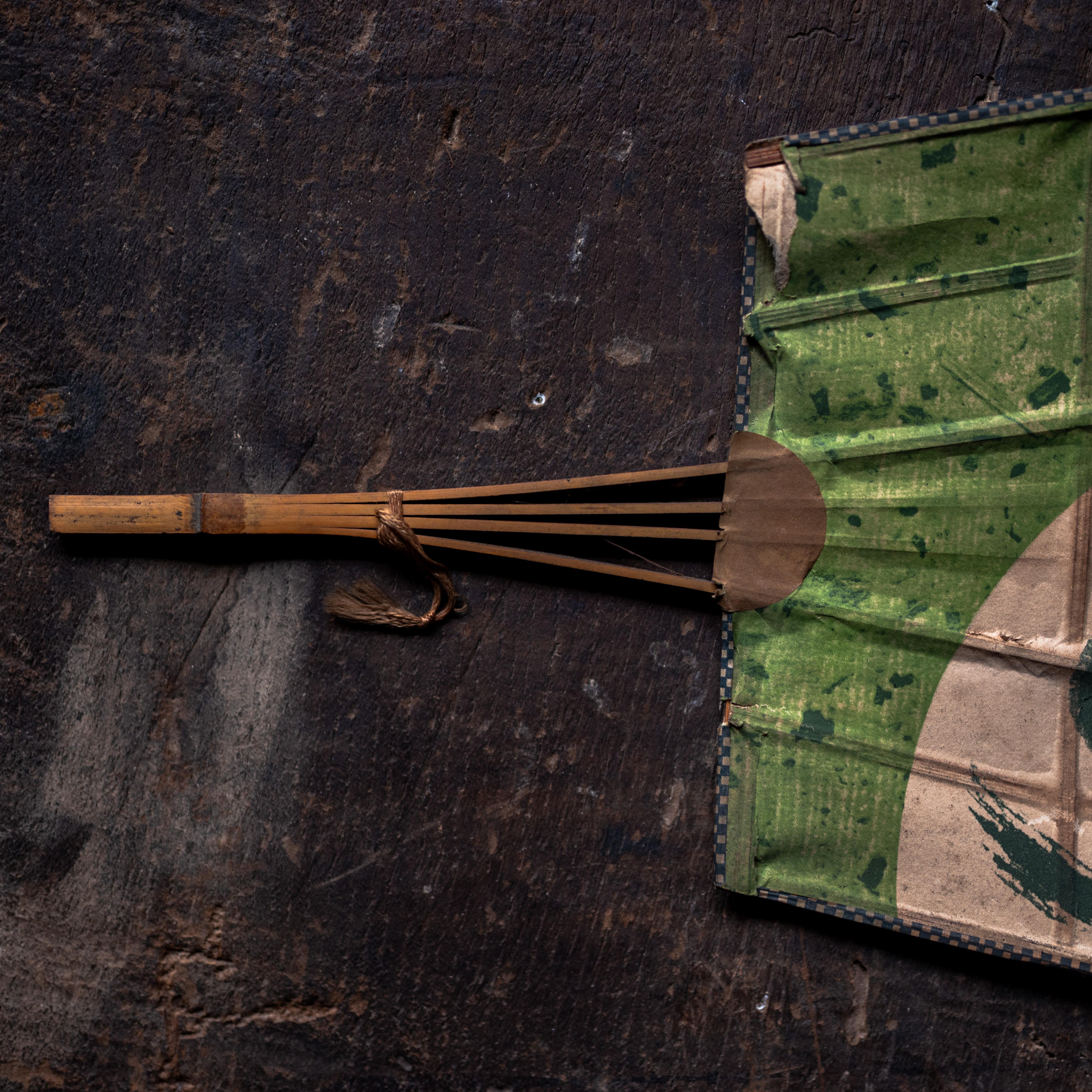 Bambou Eventail japonais vintage en bambou et papier ''Uchiwa'', 20ème siècle en vente