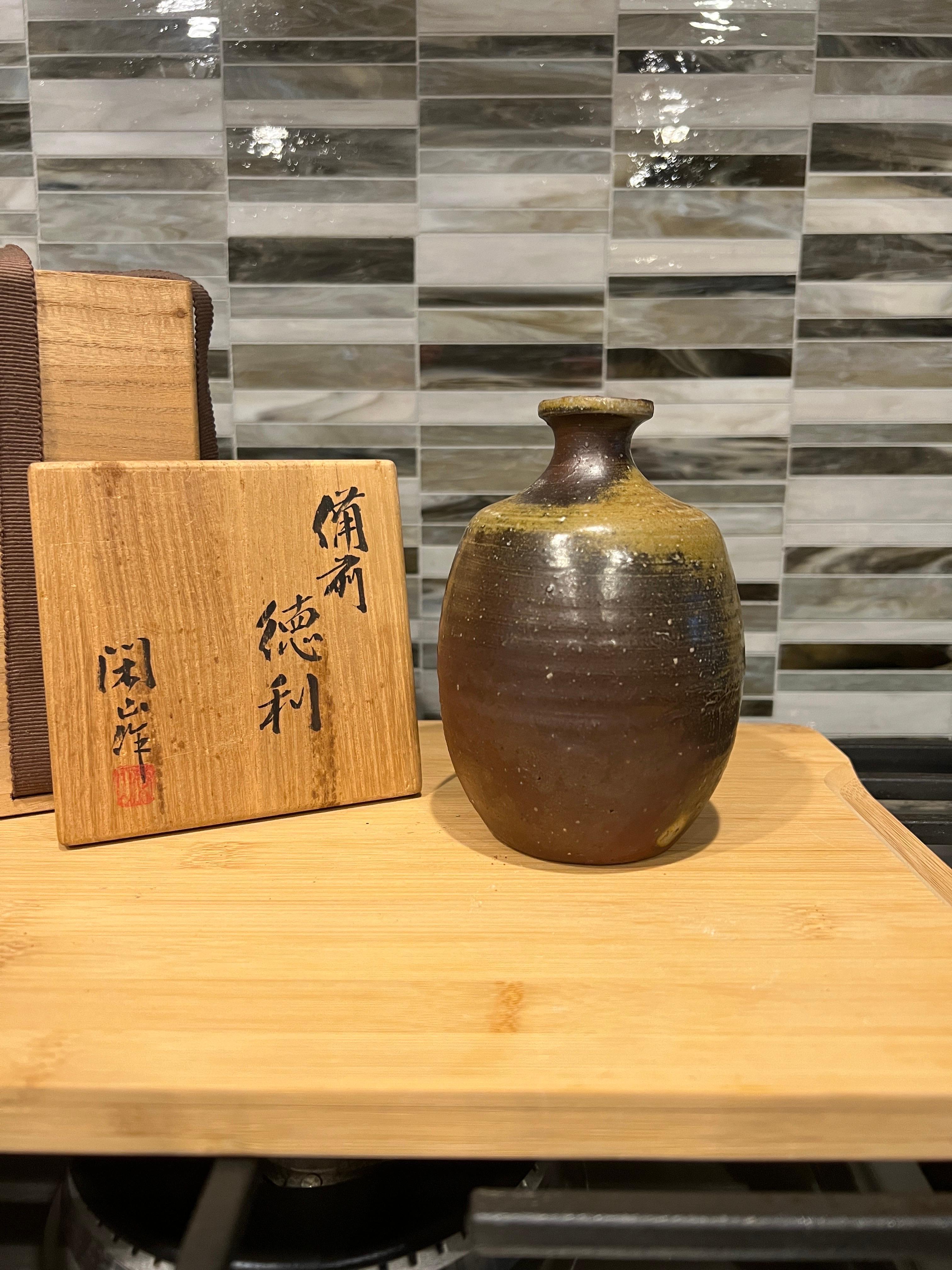 Familie Takatori (japanisch, 20. Jahrhundert).

Ein Bizen-Ware- oder Bizen-Yaki-Keramikgefäß, das in der Region Okayama in Japan hergestellt wird. Untergebracht in der Original-Holzbox. 

Gefäß misst: 5.25