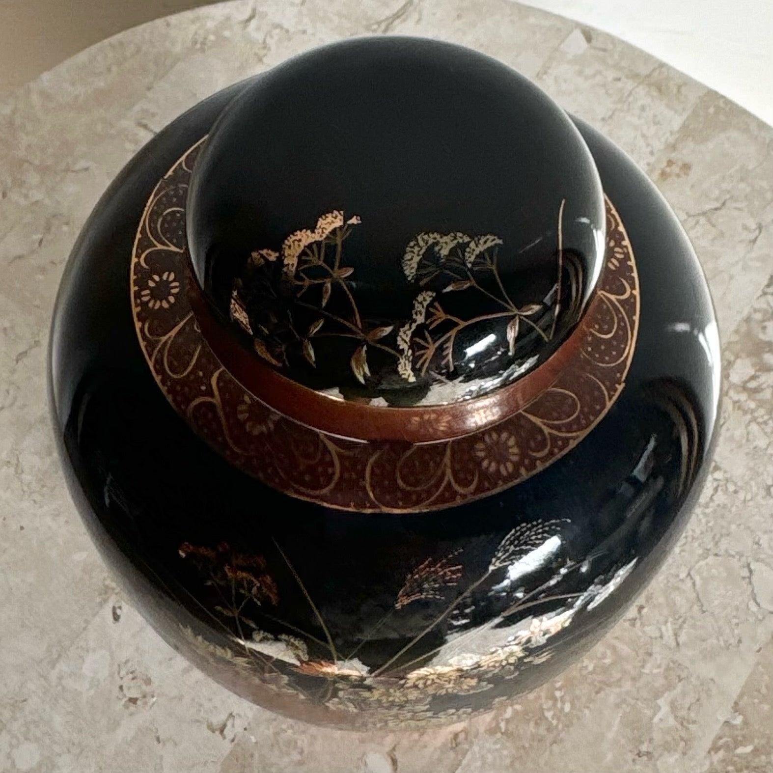 Porcellana Barattolo di zenzero giapponese d'epoca in oro e nero in vendita