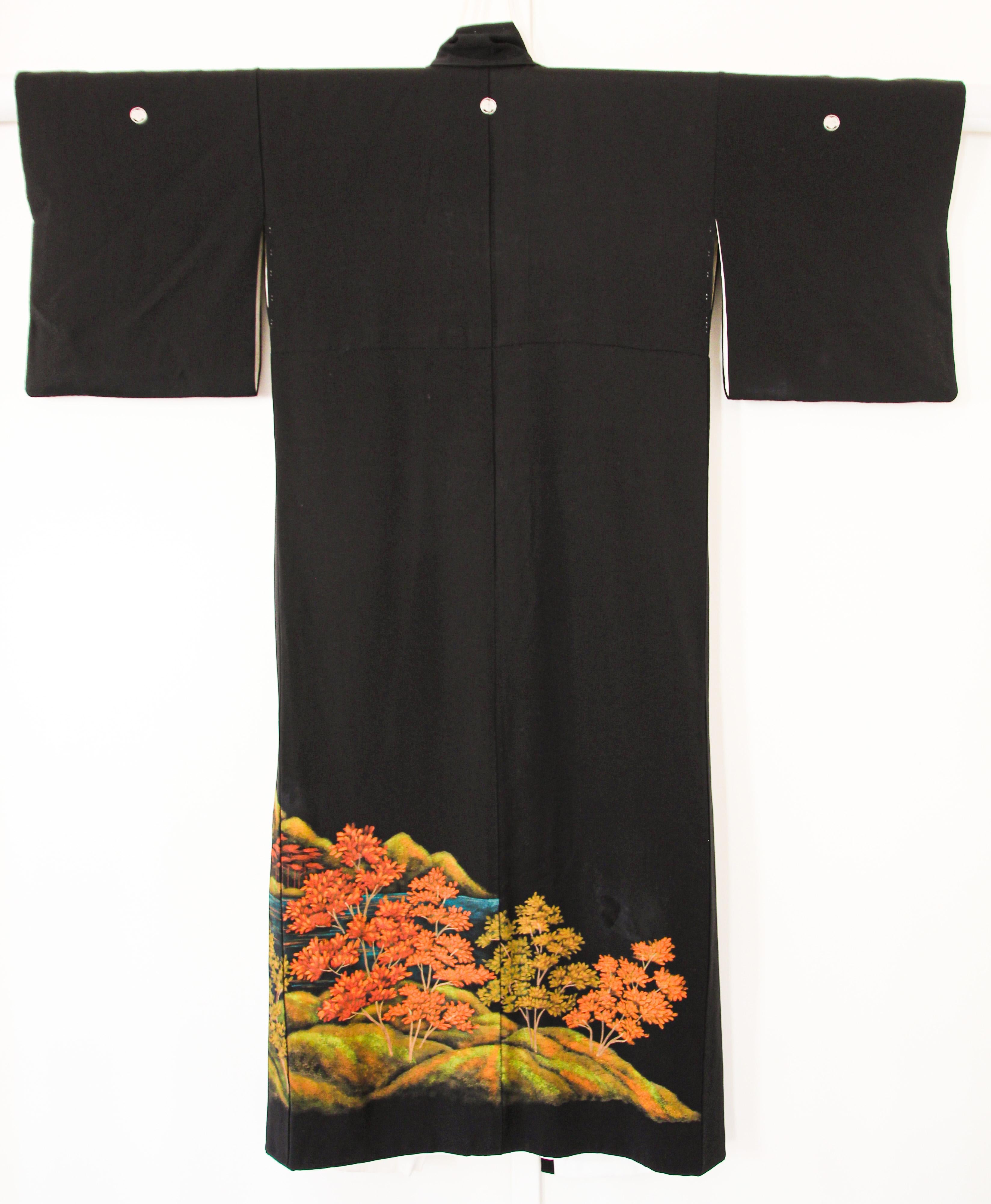 Kimono japonais vintage en soie noire. circa 1960s.
Un textile merveilleux pour les collectionneurs.
Kimono long noir classique avec ouverture sur le devant,  Intérieur doublé en tissu coton lin blanc.
Un kimono japonais en soie avec une fine