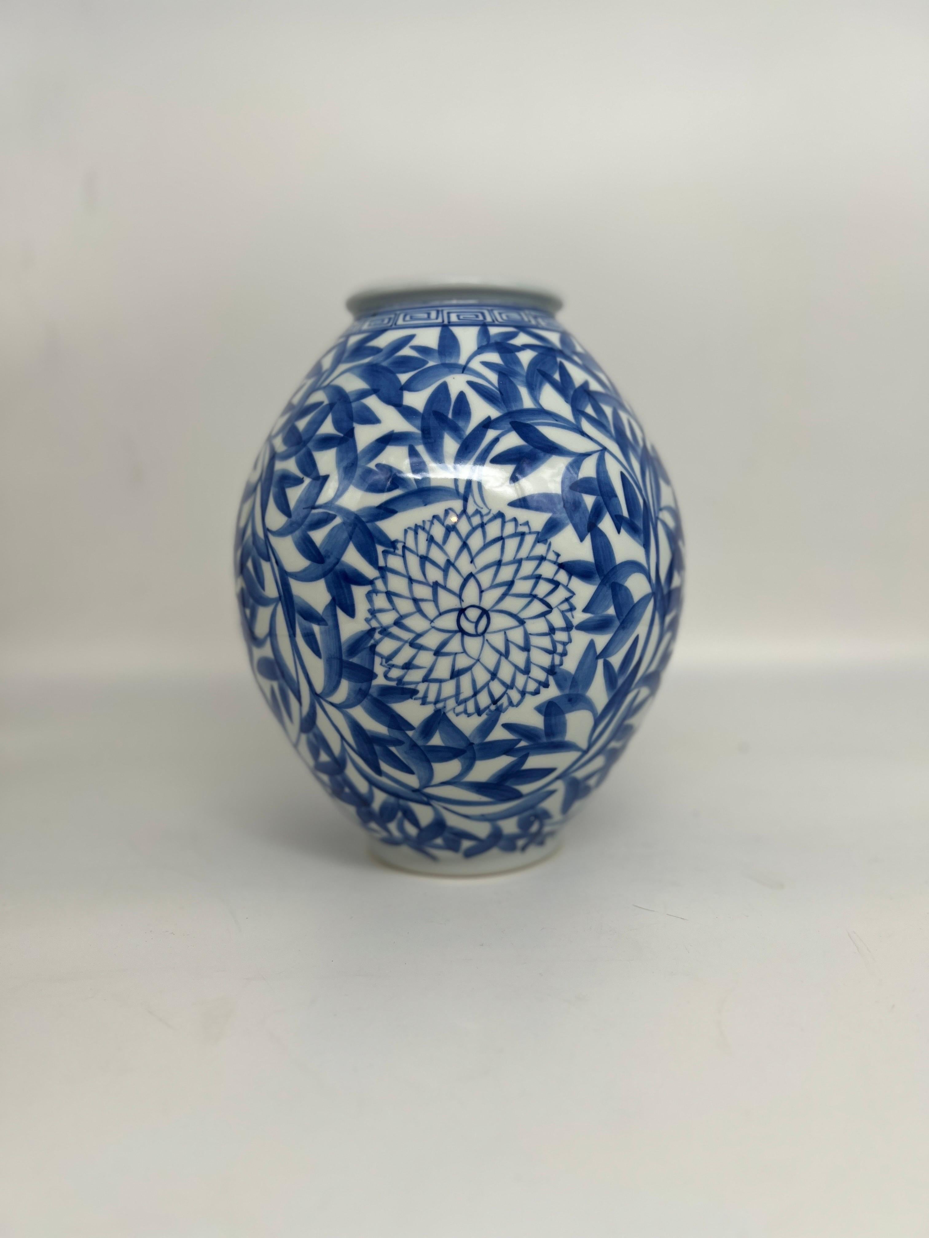 Vase vintage japonais bleu et blanc décoré de fleurs de bambou, signé en dessous, provenant de la région de Matsuiwa au Japon.