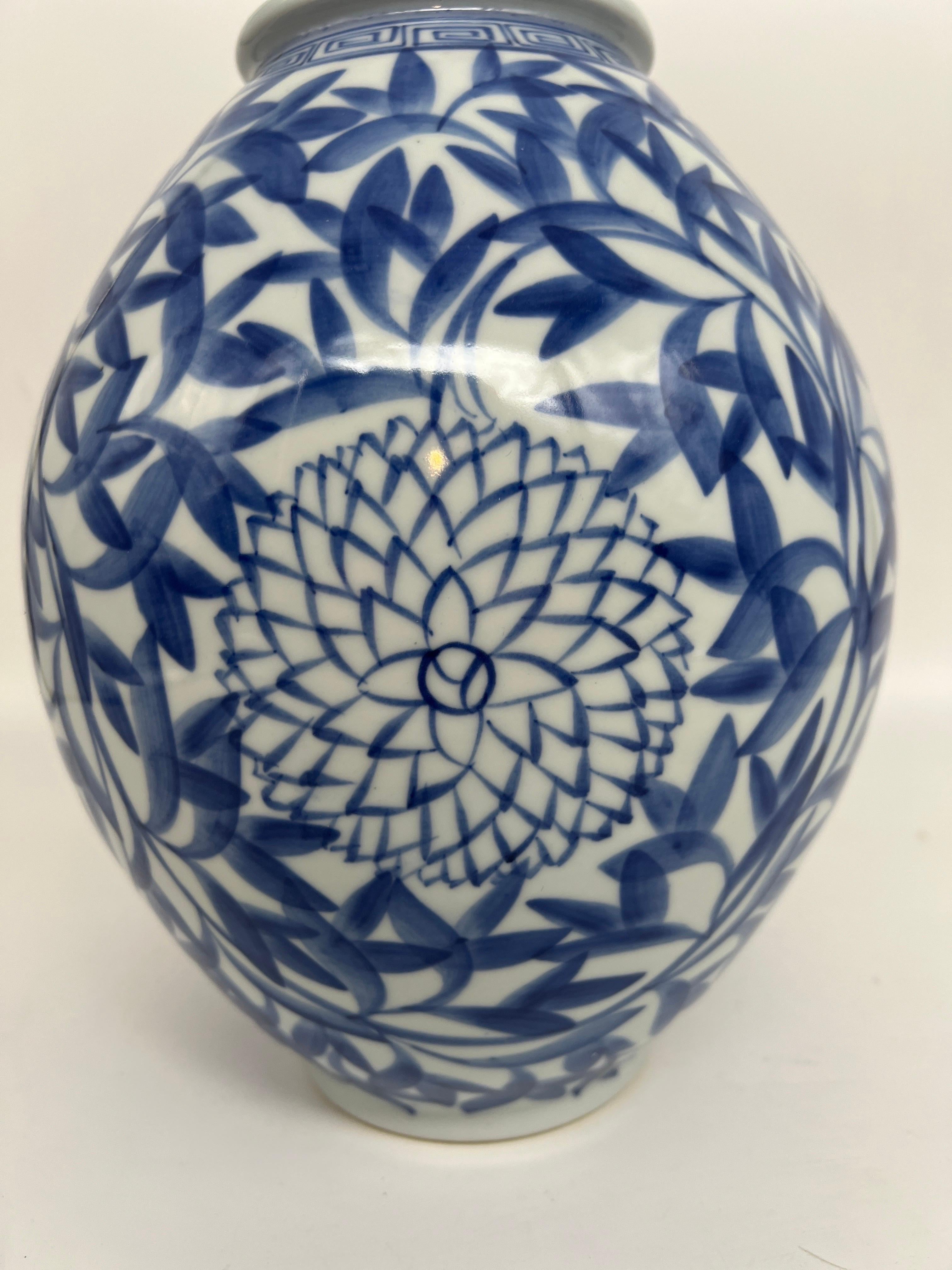 Japonais Vase japonais vintage décoré de fleurs en bambou bleu et blanc en vente