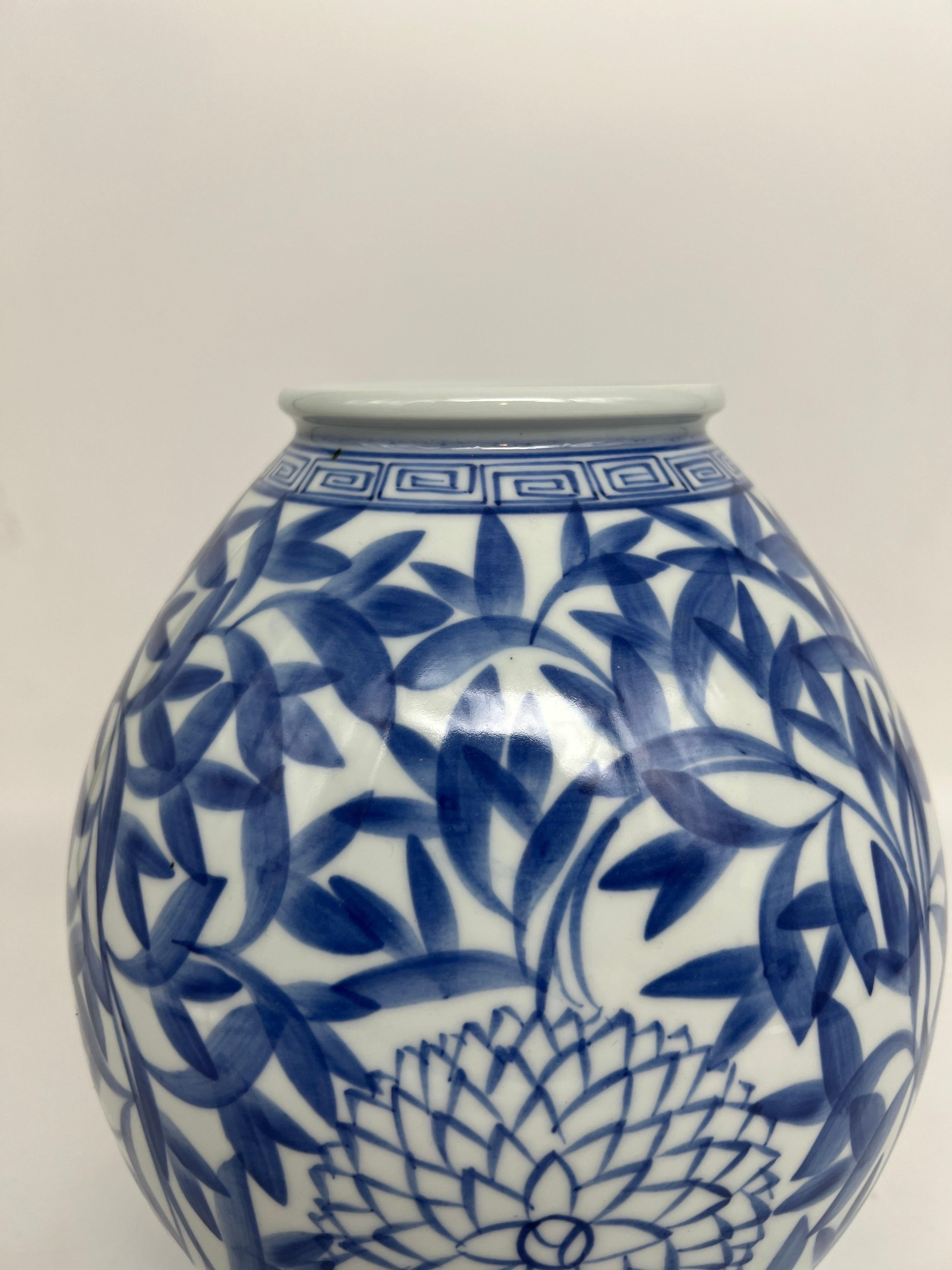Vase japonais vintage décoré de fleurs en bambou bleu et blanc Bon état - En vente à Atlanta, GA