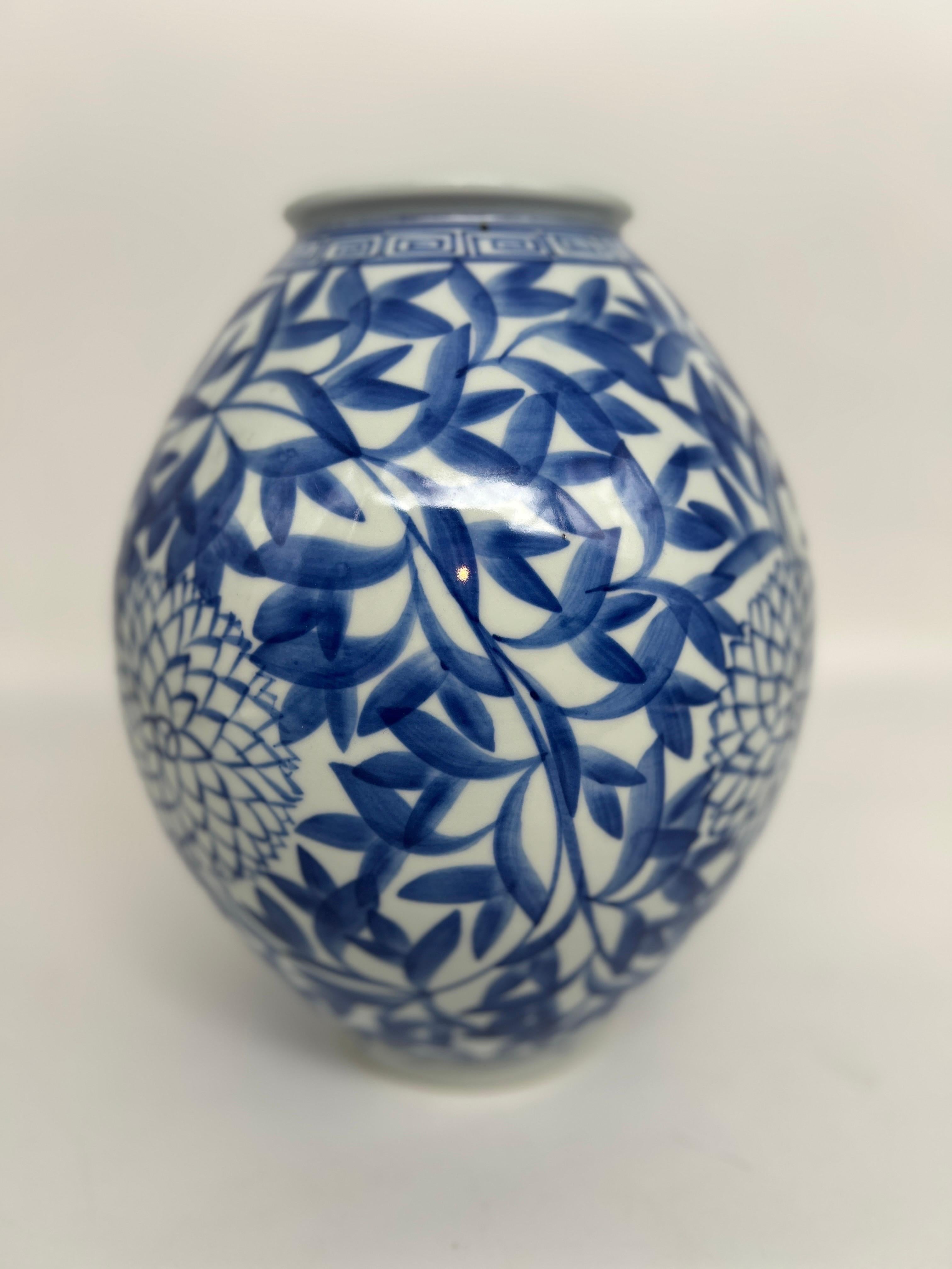 20ième siècle Vase japonais vintage décoré de fleurs en bambou bleu et blanc en vente