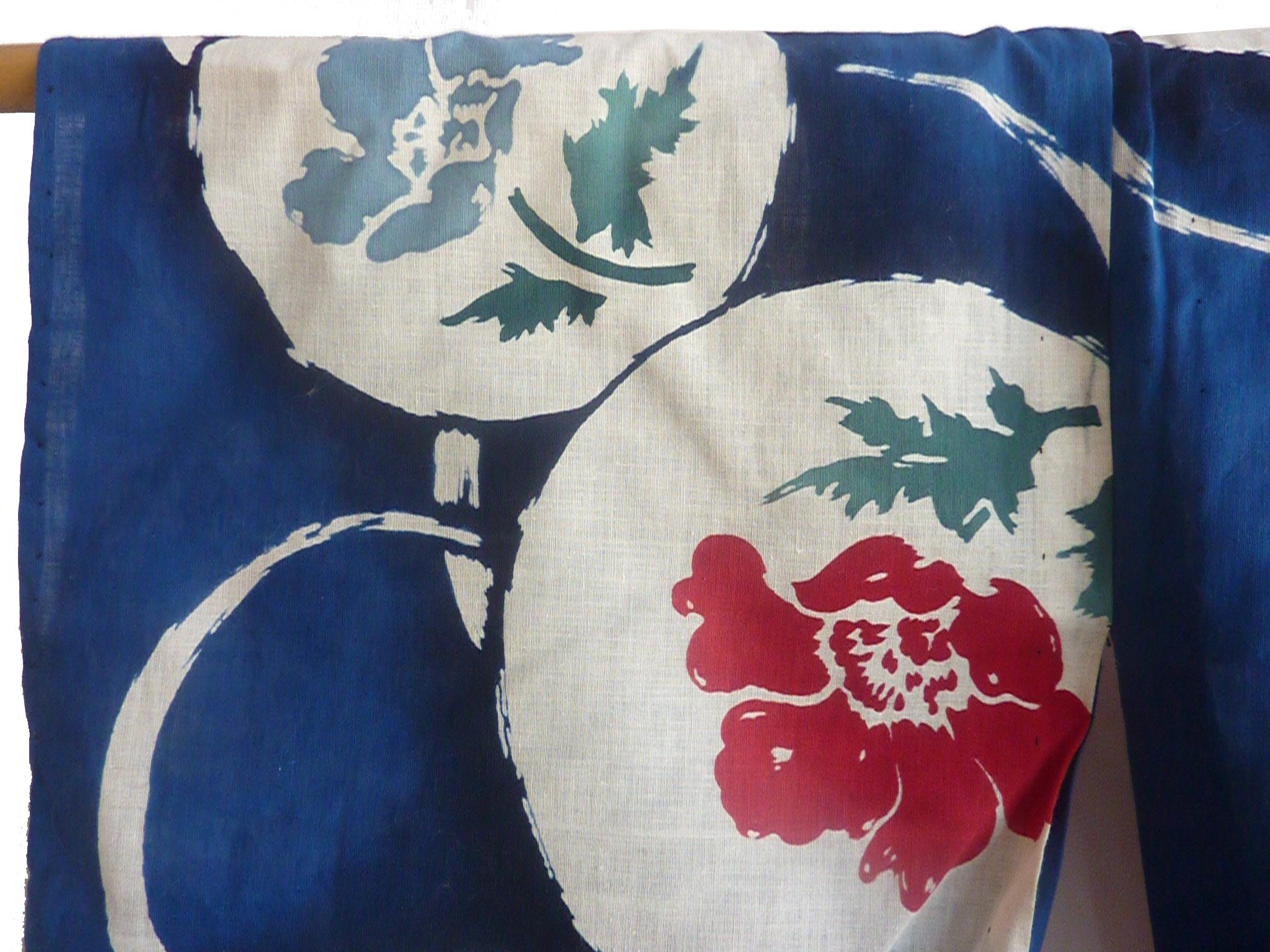 Etwa: 1920-1930
Herkunftsort: Japan
Material: Baumwolle
Muster: Blumenmond
Zustand: Sehr gut
Der marineblaue Kimono aus reiner Baumwolle ist handgenäht und in Japan hergestellt.

Gesamtlänge 55