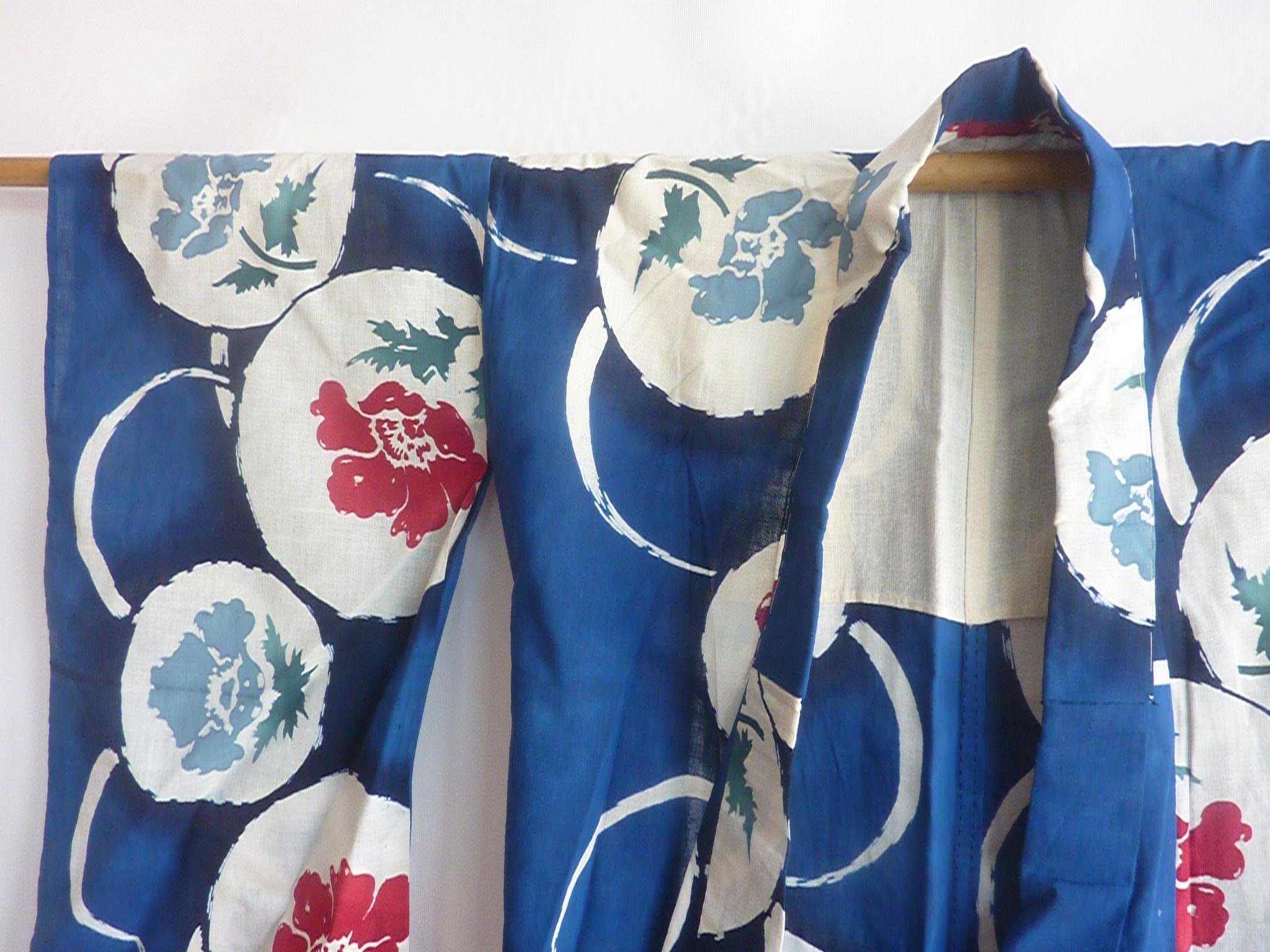 Japanischer blauer Blumen-Mond-Kimono aus Baumwolle im Zustand „Gut“ im Angebot in Boston, MA