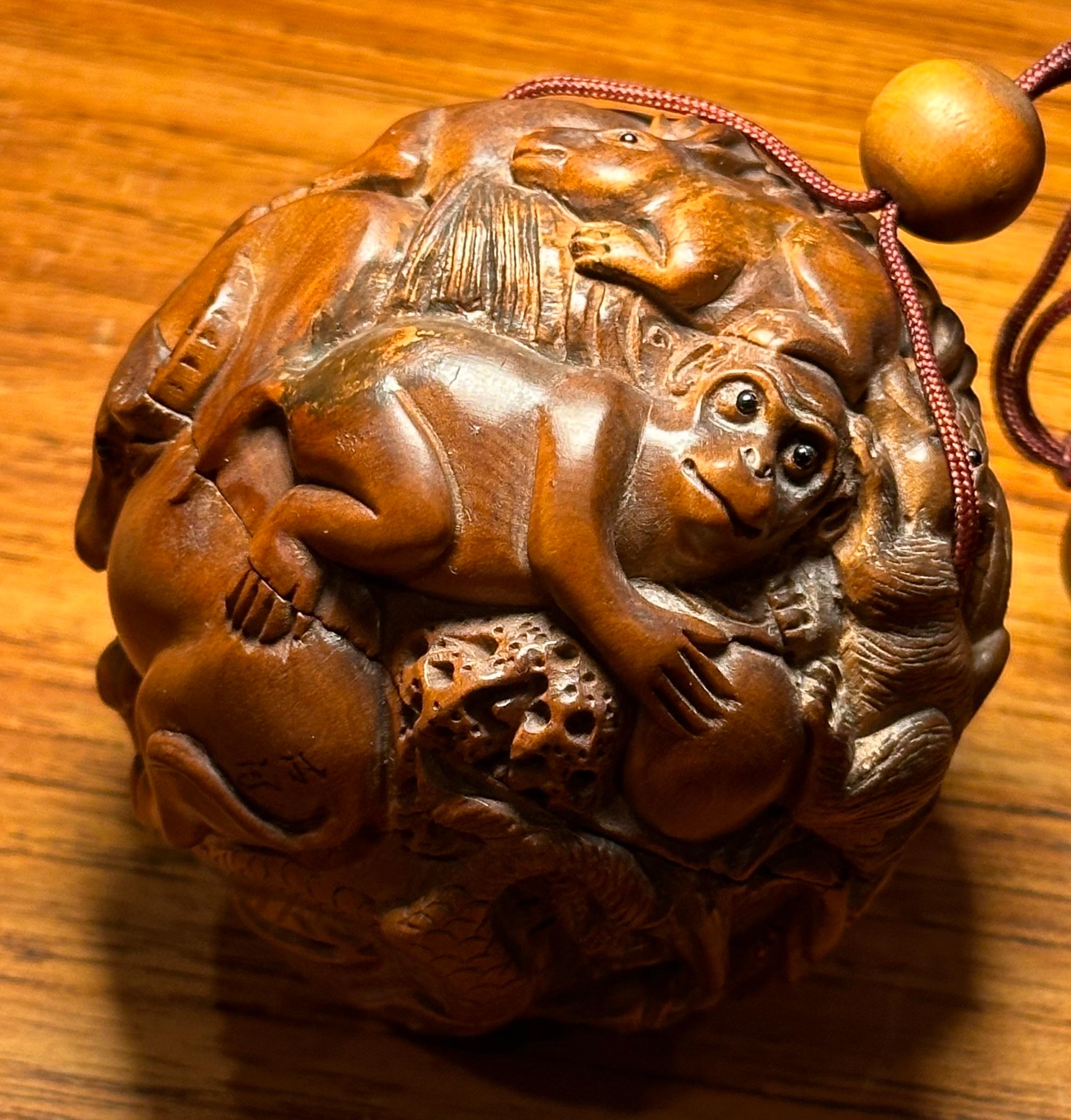 Bola japonesa vintage de madera de boj y netsuke de doce animales de Kozuki Japonés