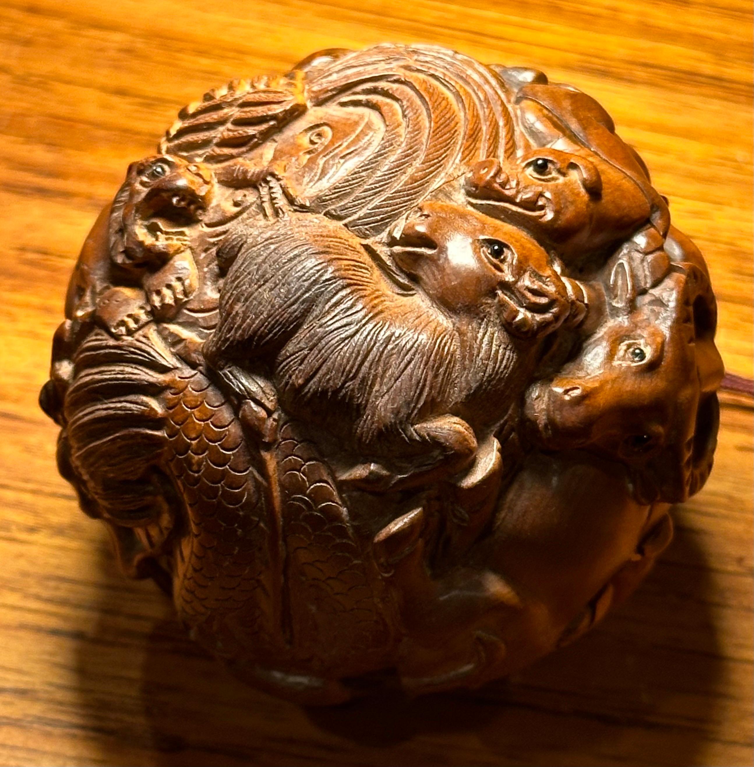Bola japonesa vintage de madera de boj y netsuke de doce animales de Kozuki Tallado a mano