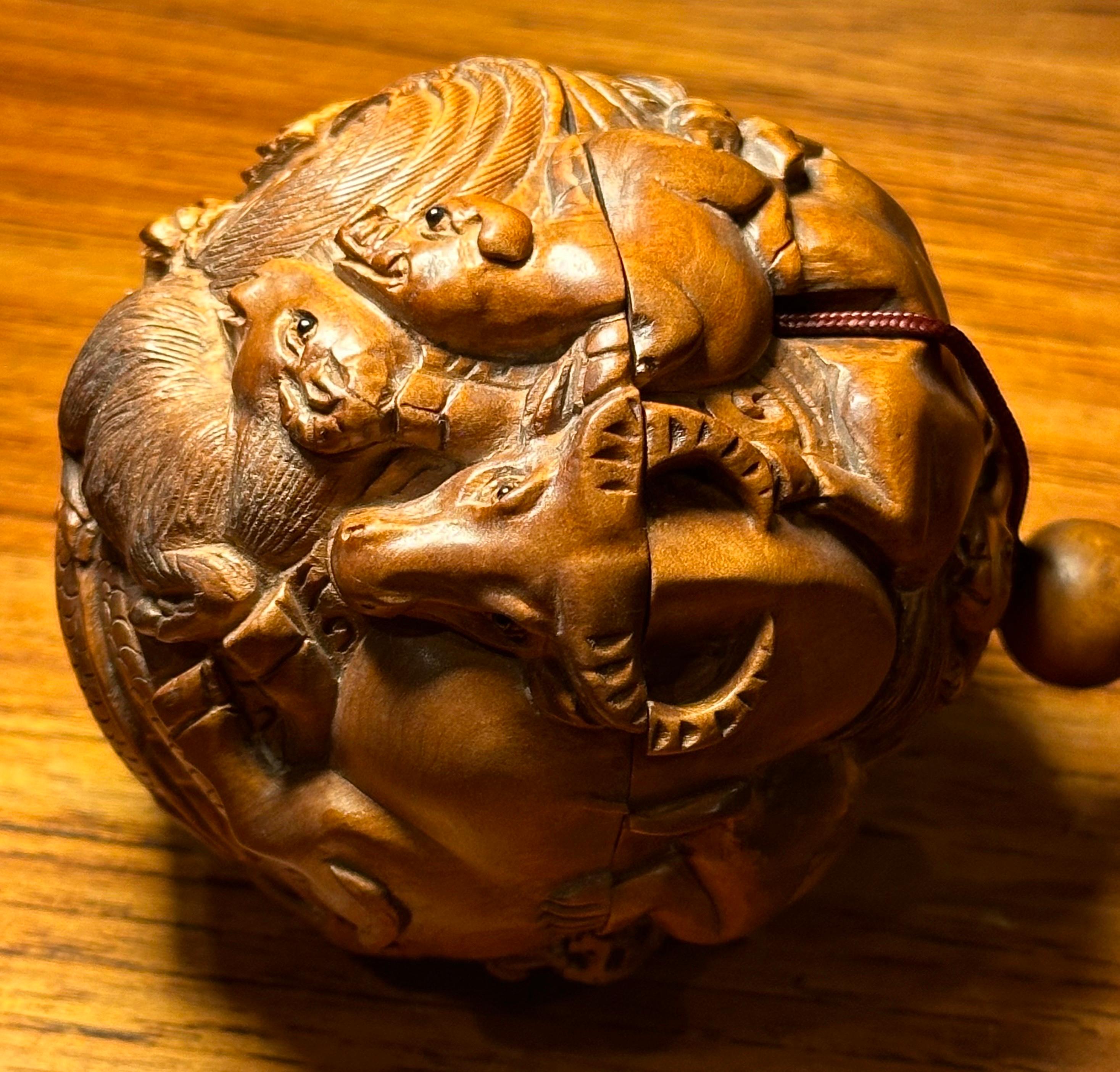 Bola japonesa vintage de madera de boj y netsuke de doce animales de Kozuki siglo XX