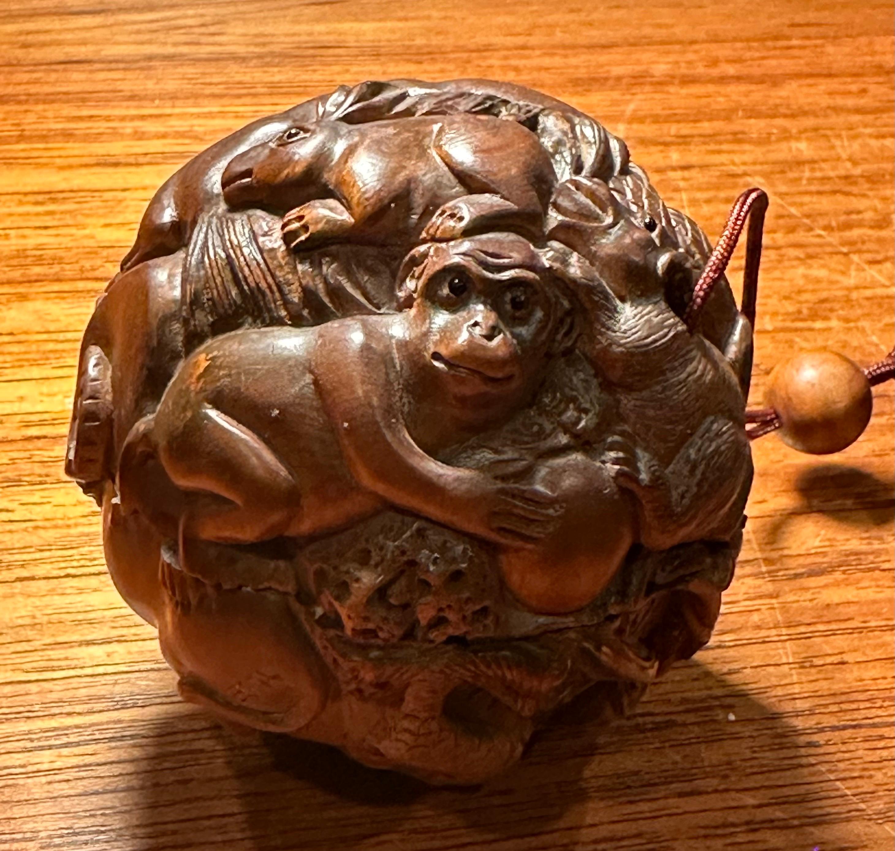 Bola japonesa vintage de madera de boj y netsuke de doce animales de Kozuki 1