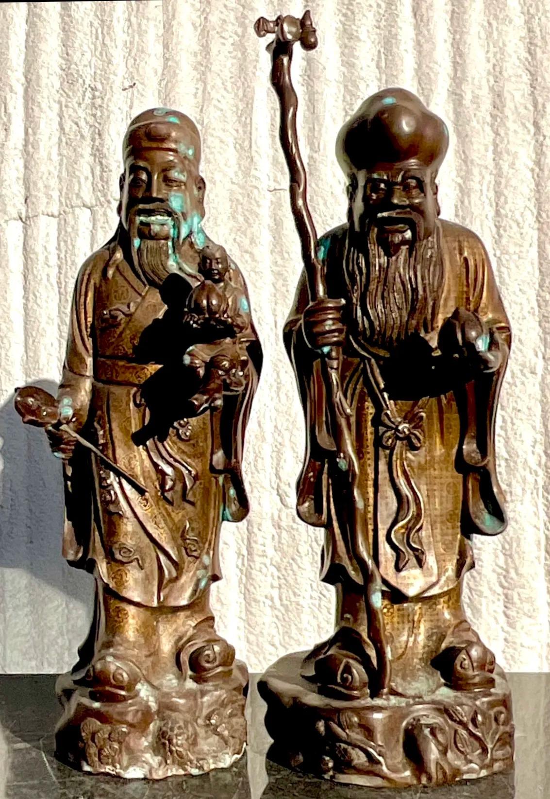 Aggiungi un tocco di eleganza senza tempo al tuo arredamento con questo raffinato set di figure ancestrali giapponesi vintage in bronzo. Ogni figura mostra dettagli intricati, che catturano magnificamente l'arte tradizionale giapponese. Con una