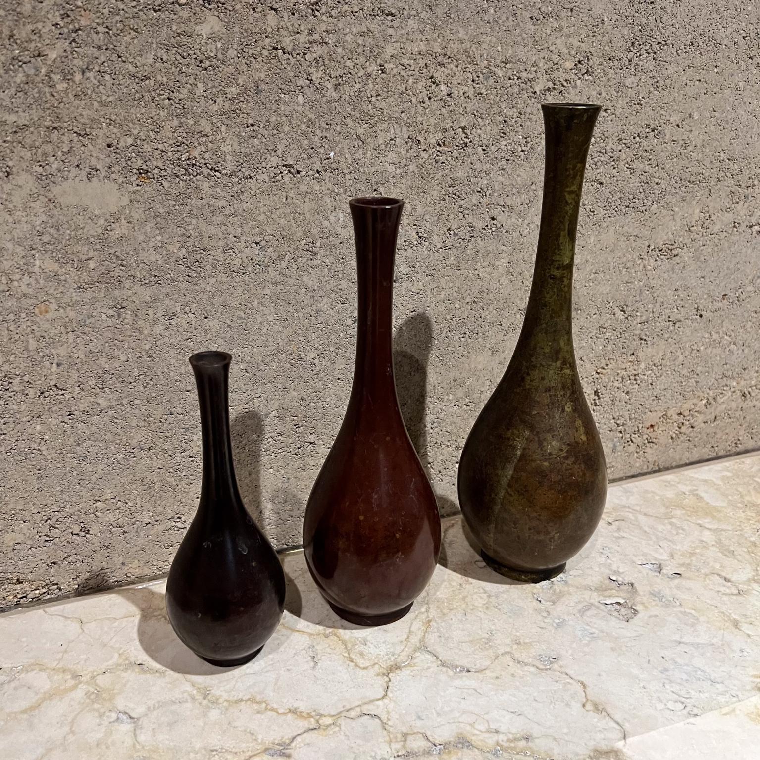 Vasi a bocciolo giapponesi d'epoca in ottone patinato Set di tre vasi in vendita 2