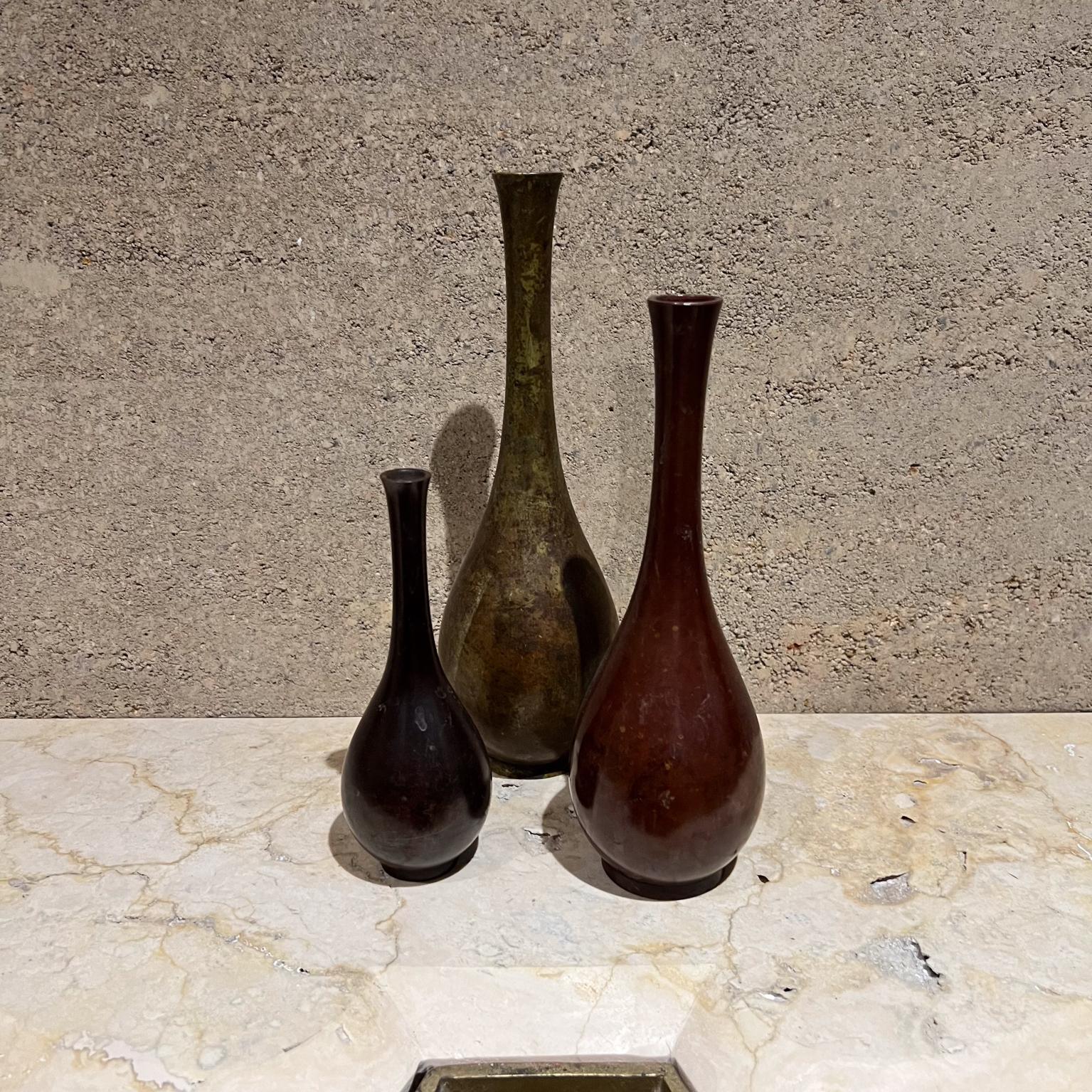 Vasi a bocciolo giapponesi d'epoca in ottone patinato Set di tre vasi in vendita 4
