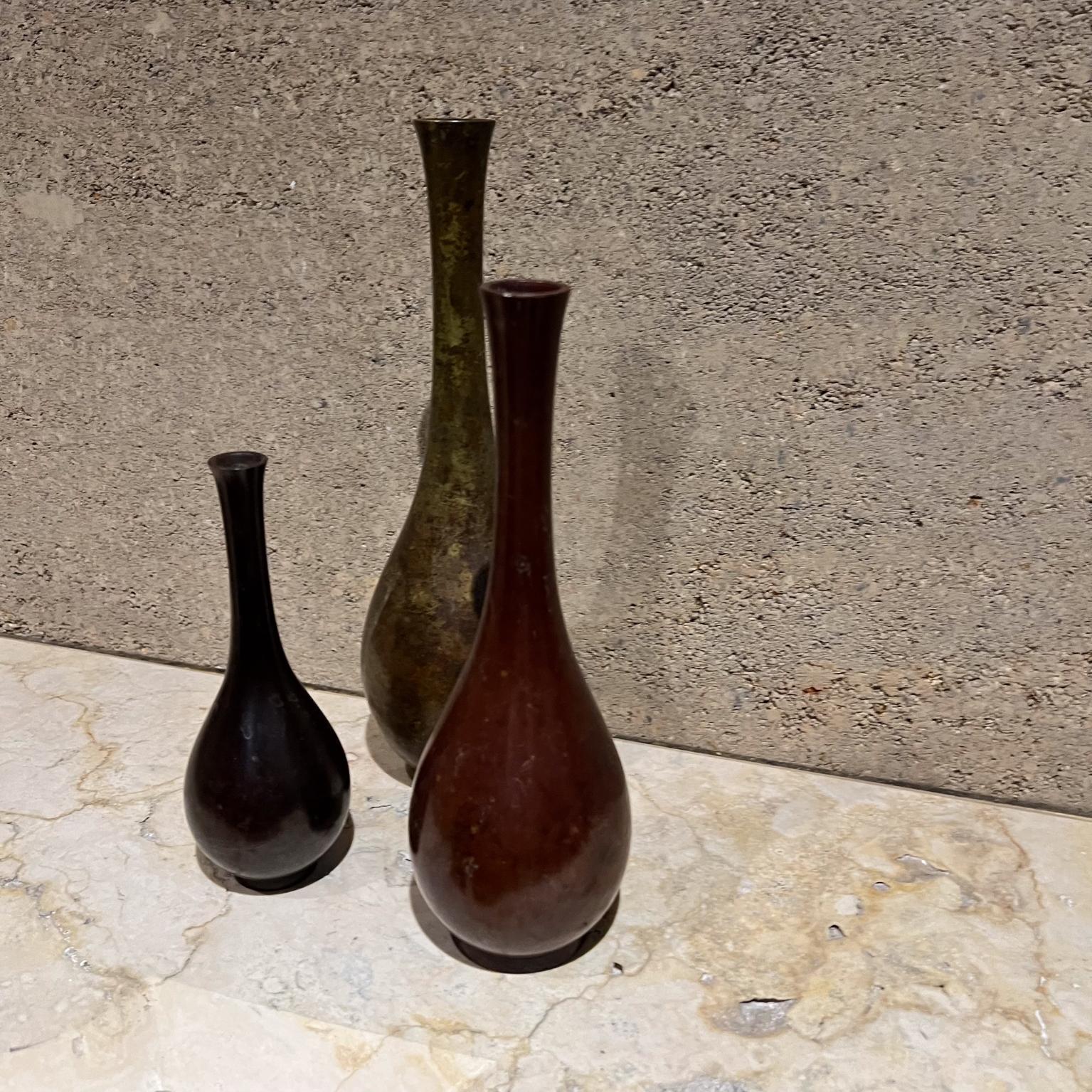 Vasi a bocciolo giapponesi d'epoca in ottone patinato Set di tre vasi in vendita 5