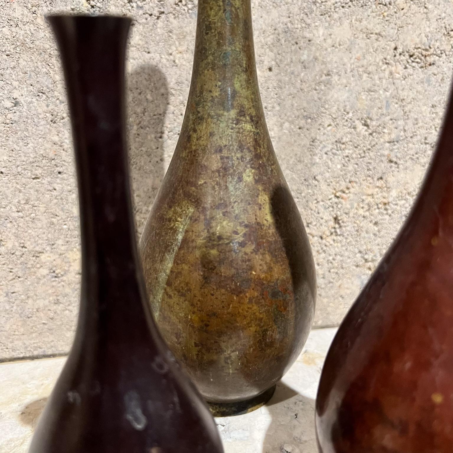 Vasi a bocciolo giapponesi d'epoca in ottone patinato Set di tre vasi in vendita 6