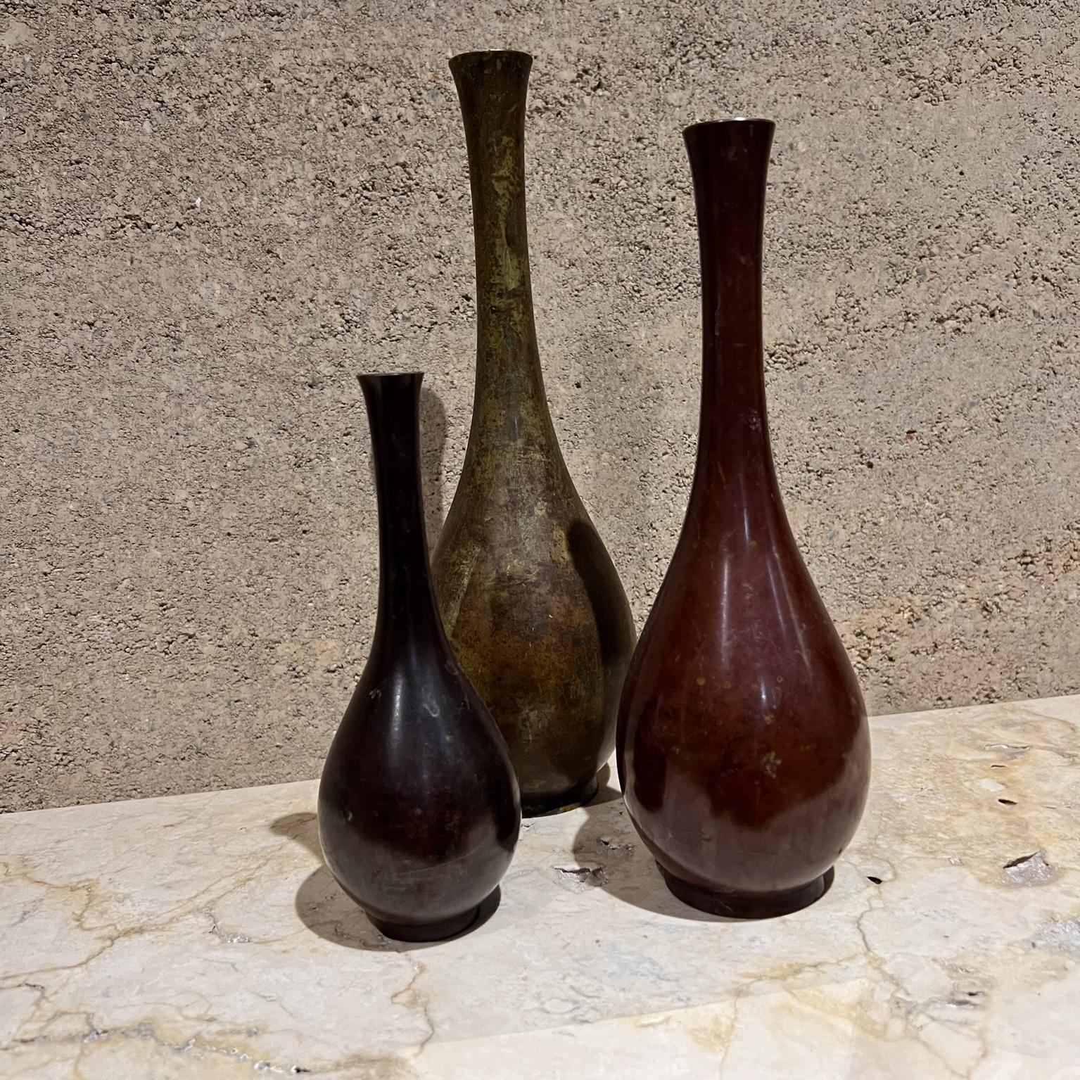 Tre vasi a bocciolo in ottone patinato
Collo lungo scultoreo
Non segnata, attribuita al Giappone
Grande 11 h x 4 diametro Medio 9 h. X 3,5 diametro Piccolo 6,75 h x 2,5 diametro
Condizioni originali d'epoca non restaurate
Fai riferimento alle