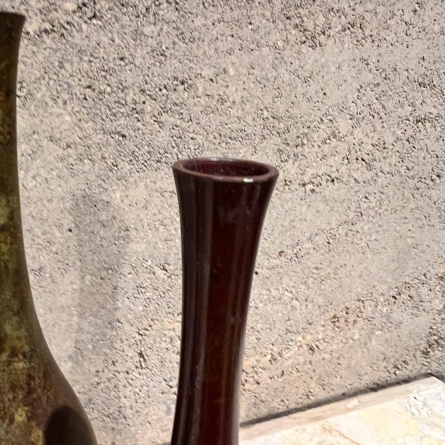 Mid-Century moderno Vasi a bocciolo giapponesi d'epoca in ottone patinato Set di tre vasi in vendita