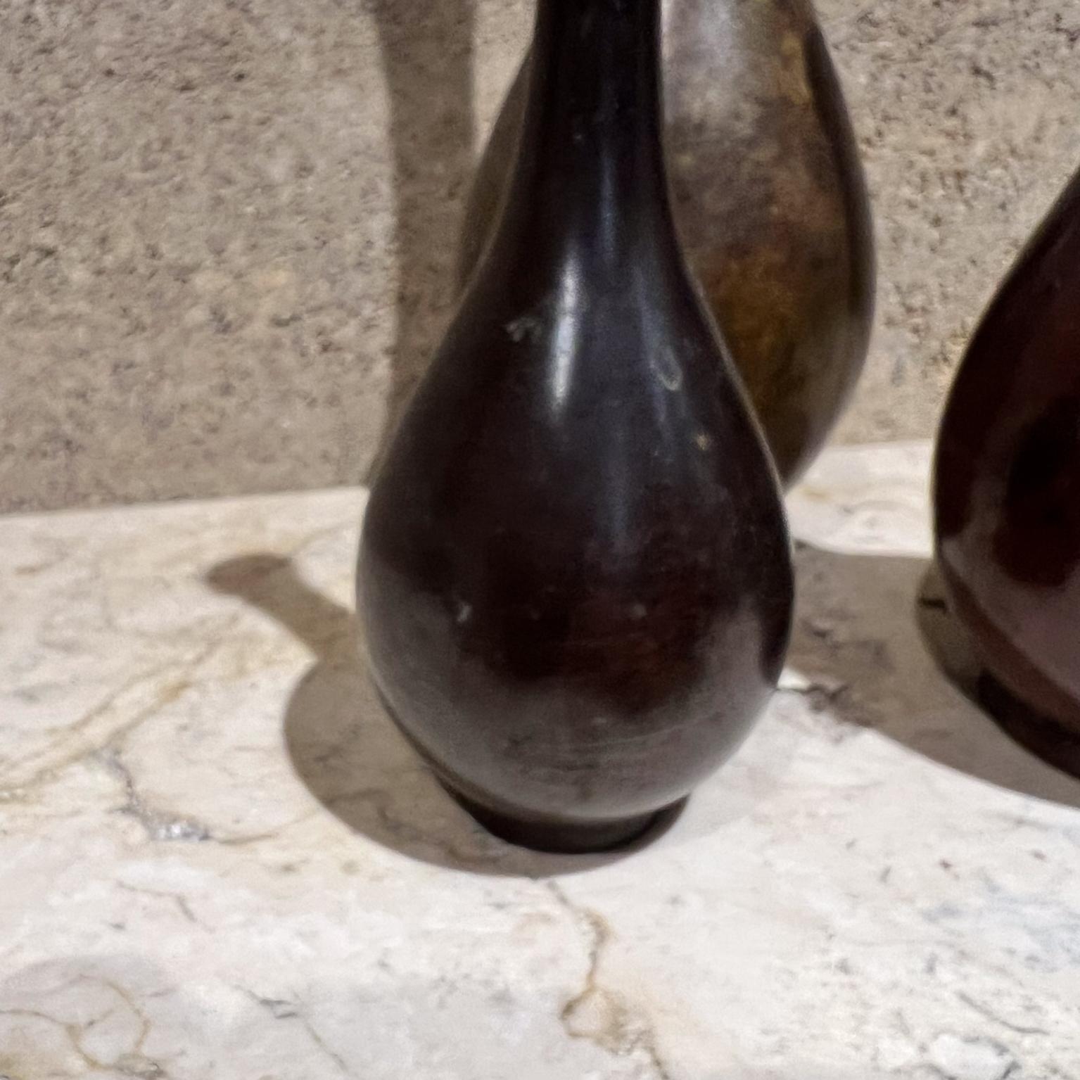 Giapponese Vasi a bocciolo giapponesi d'epoca in ottone patinato Set di tre vasi in vendita