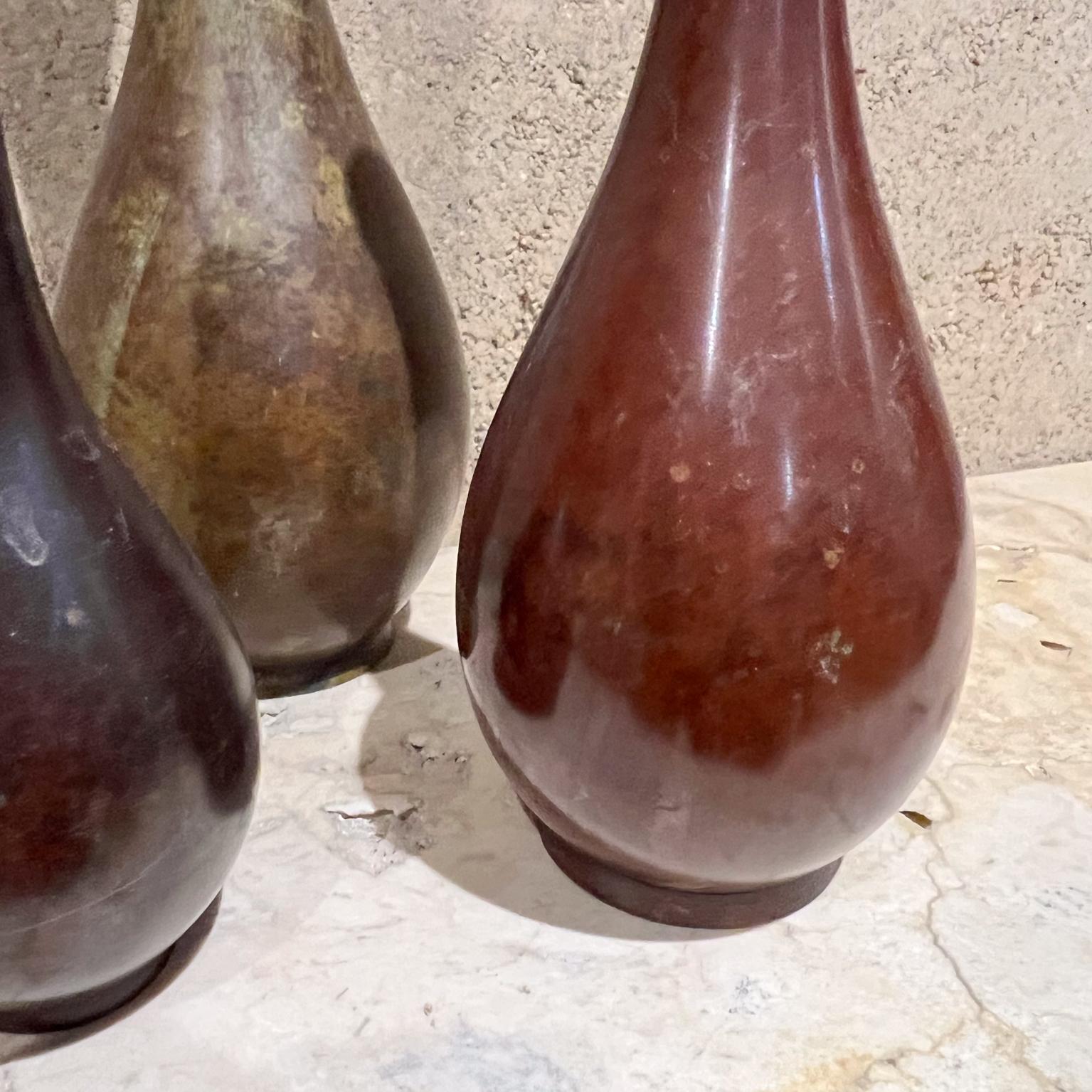 Patinato Vasi a bocciolo giapponesi d'epoca in ottone patinato Set di tre vasi in vendita