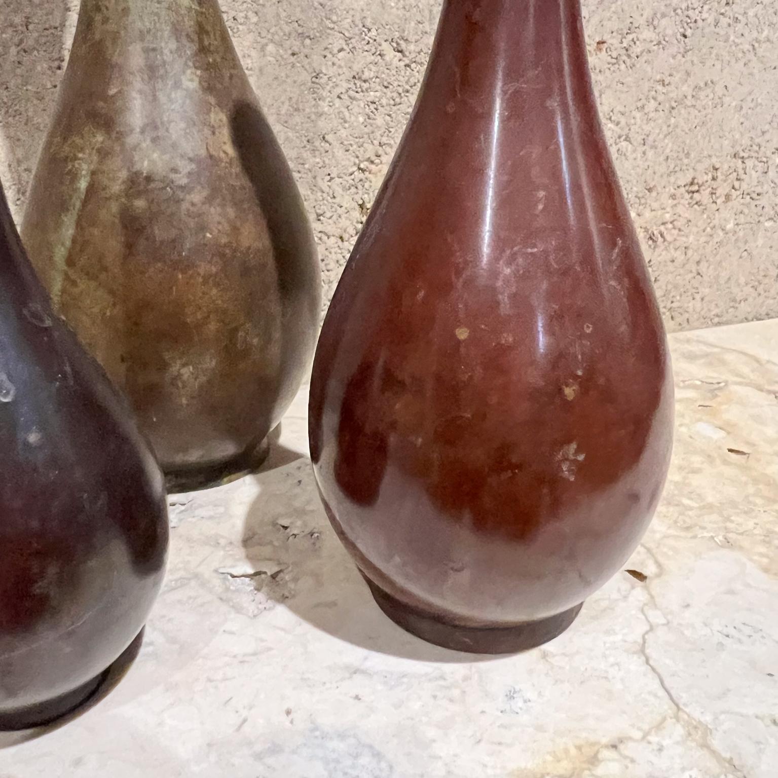 Vasi a bocciolo giapponesi d'epoca in ottone patinato Set di tre vasi In condizioni buone in vendita a Chula Vista, CA