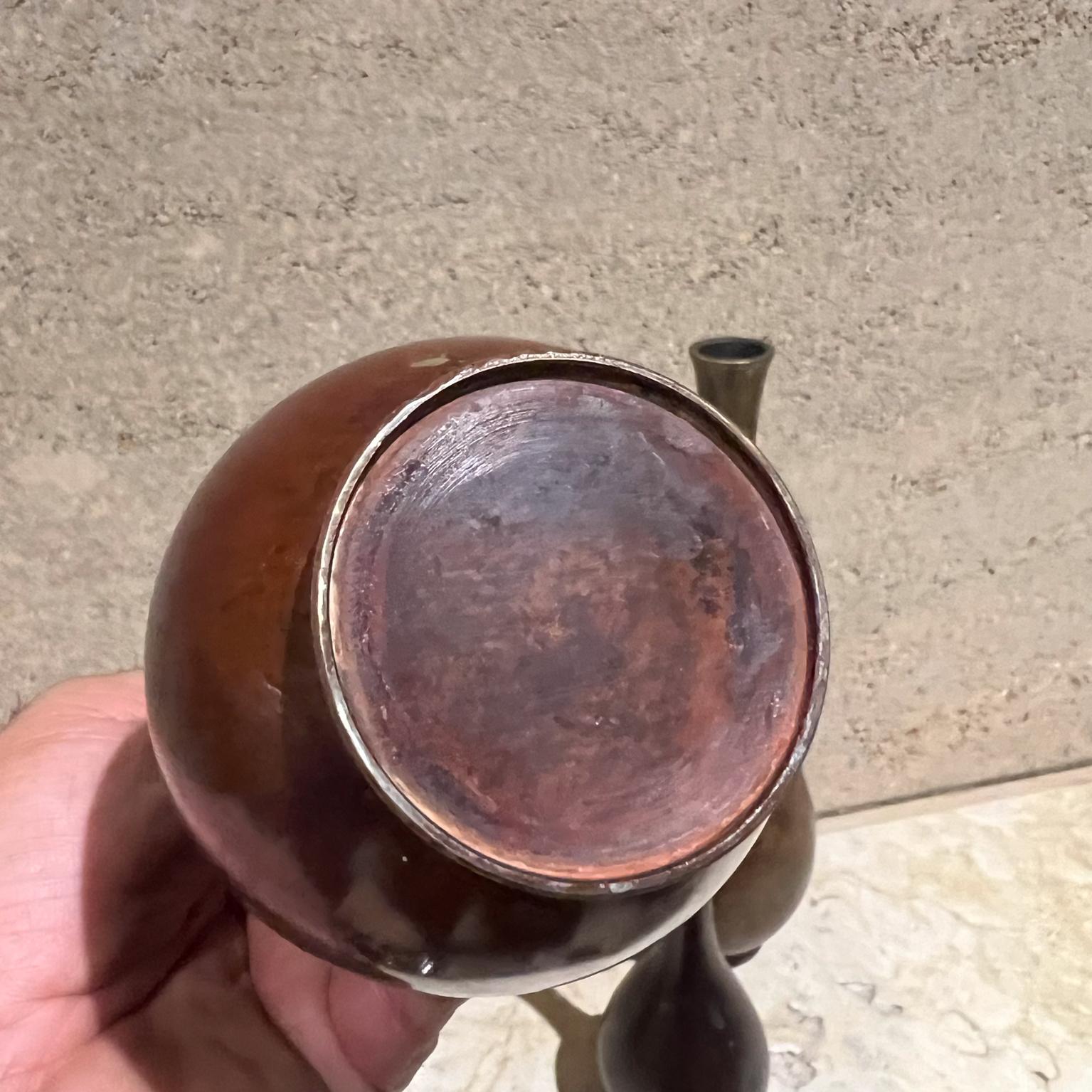 XX secolo Vasi a bocciolo giapponesi d'epoca in ottone patinato Set di tre vasi in vendita