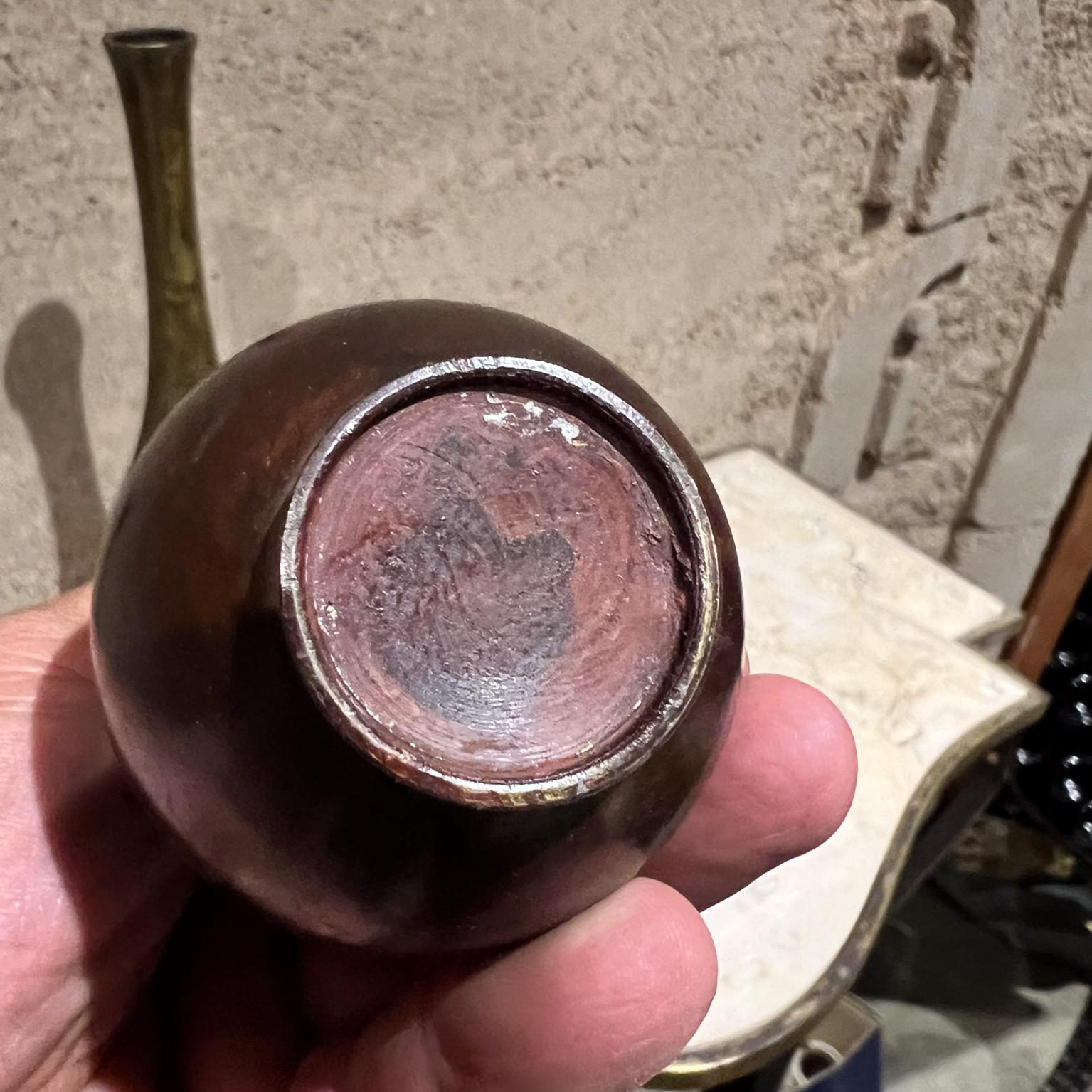 Ottone Vasi a bocciolo giapponesi d'epoca in ottone patinato Set di tre vasi in vendita