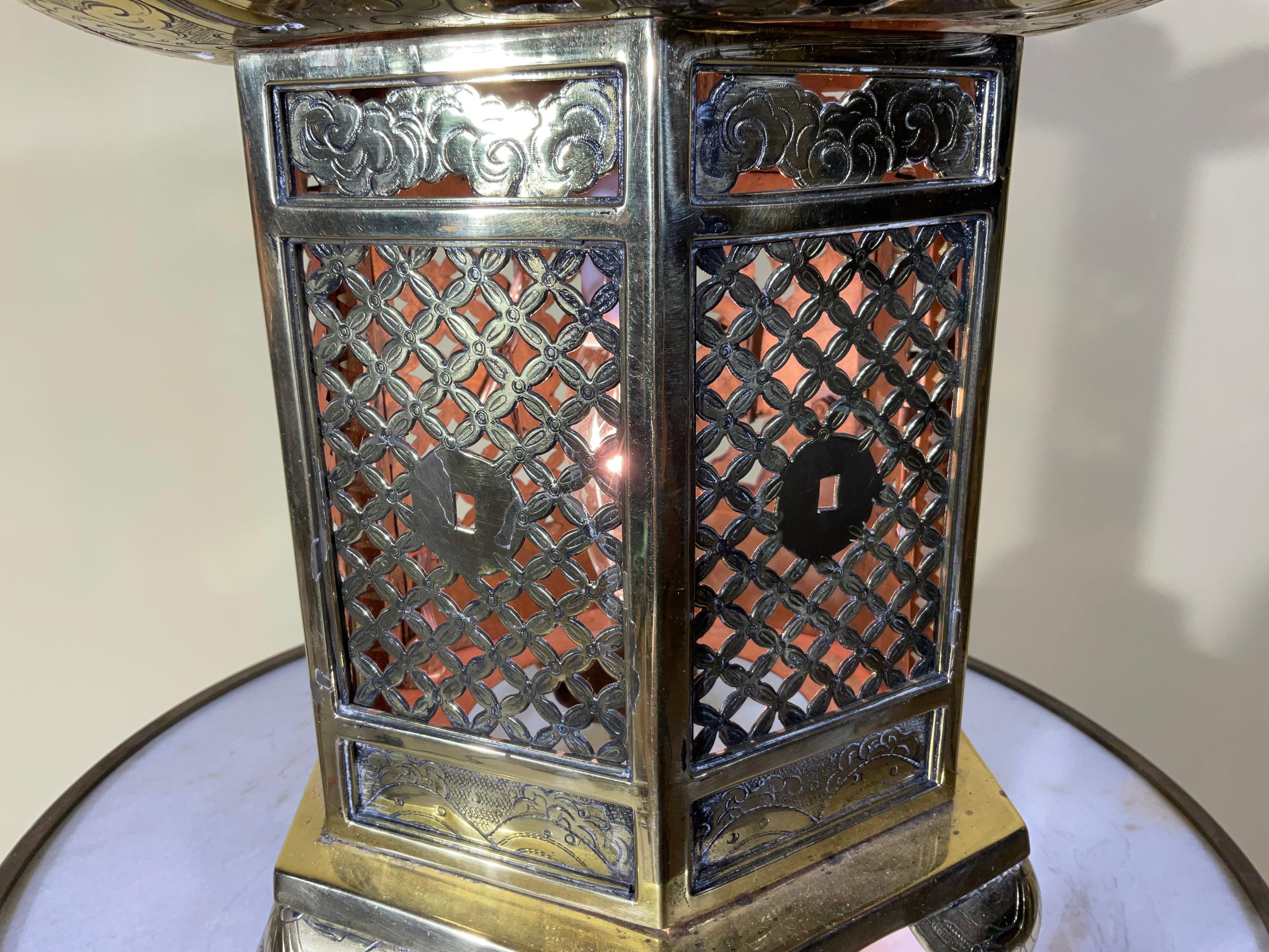 Vintage japonais  Lanterne bouddhiste en laiton Alter / Lampe de table / Pièce centrale  en vente 3