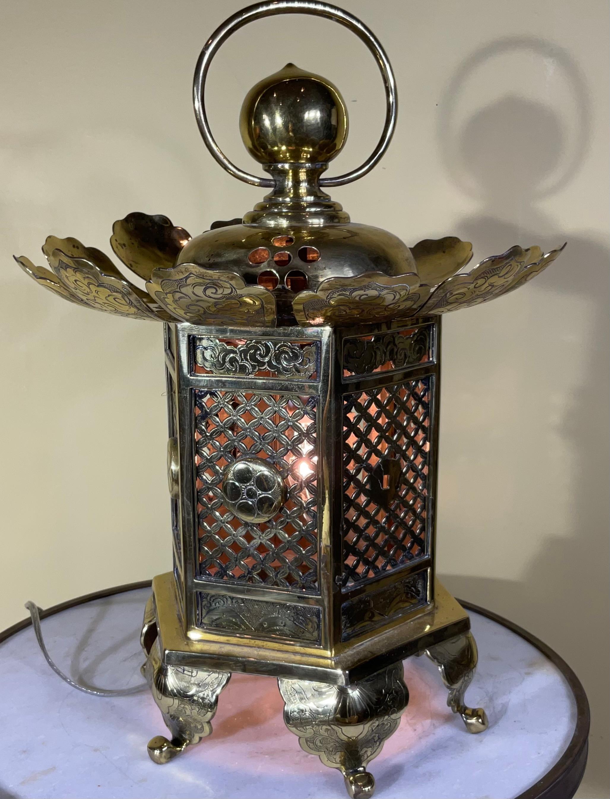 Vintage japonais  Lanterne bouddhiste en laiton Alter / Lampe de table / Pièce centrale  en vente 4