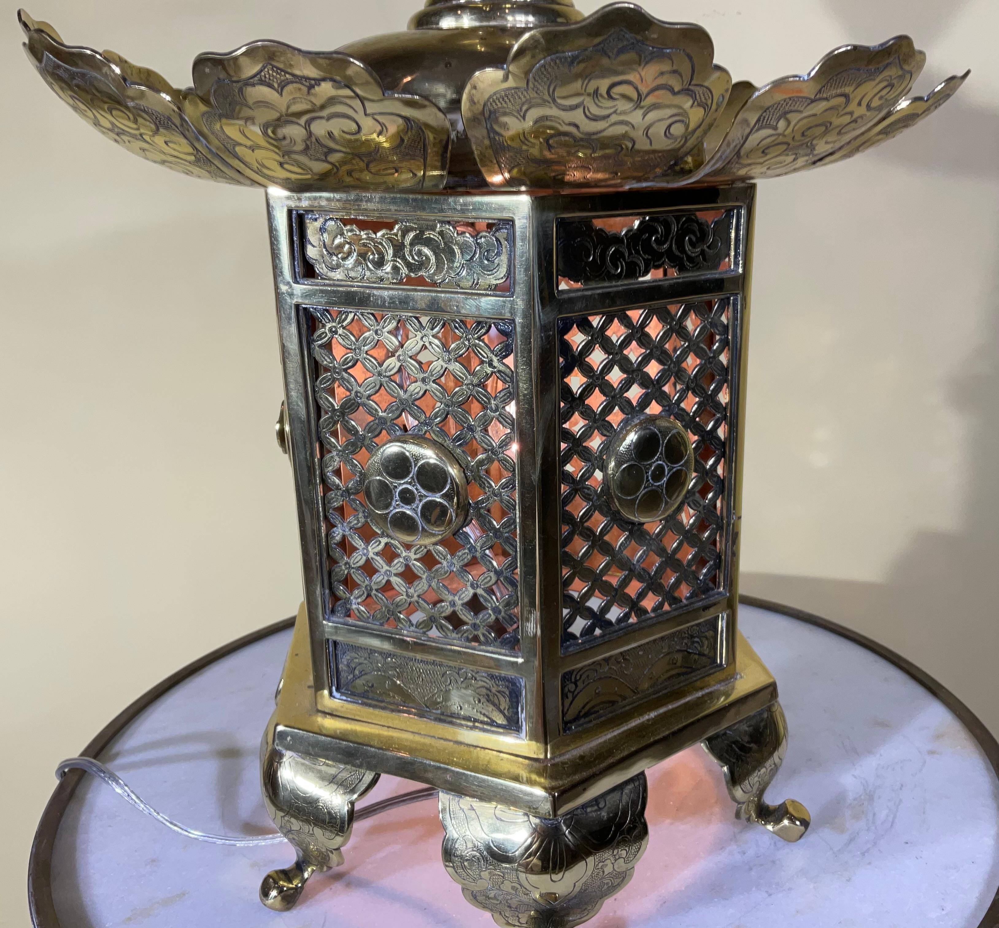 Vintage japonais  Lanterne bouddhiste en laiton Alter / Lampe de table / Pièce centrale  en vente 5