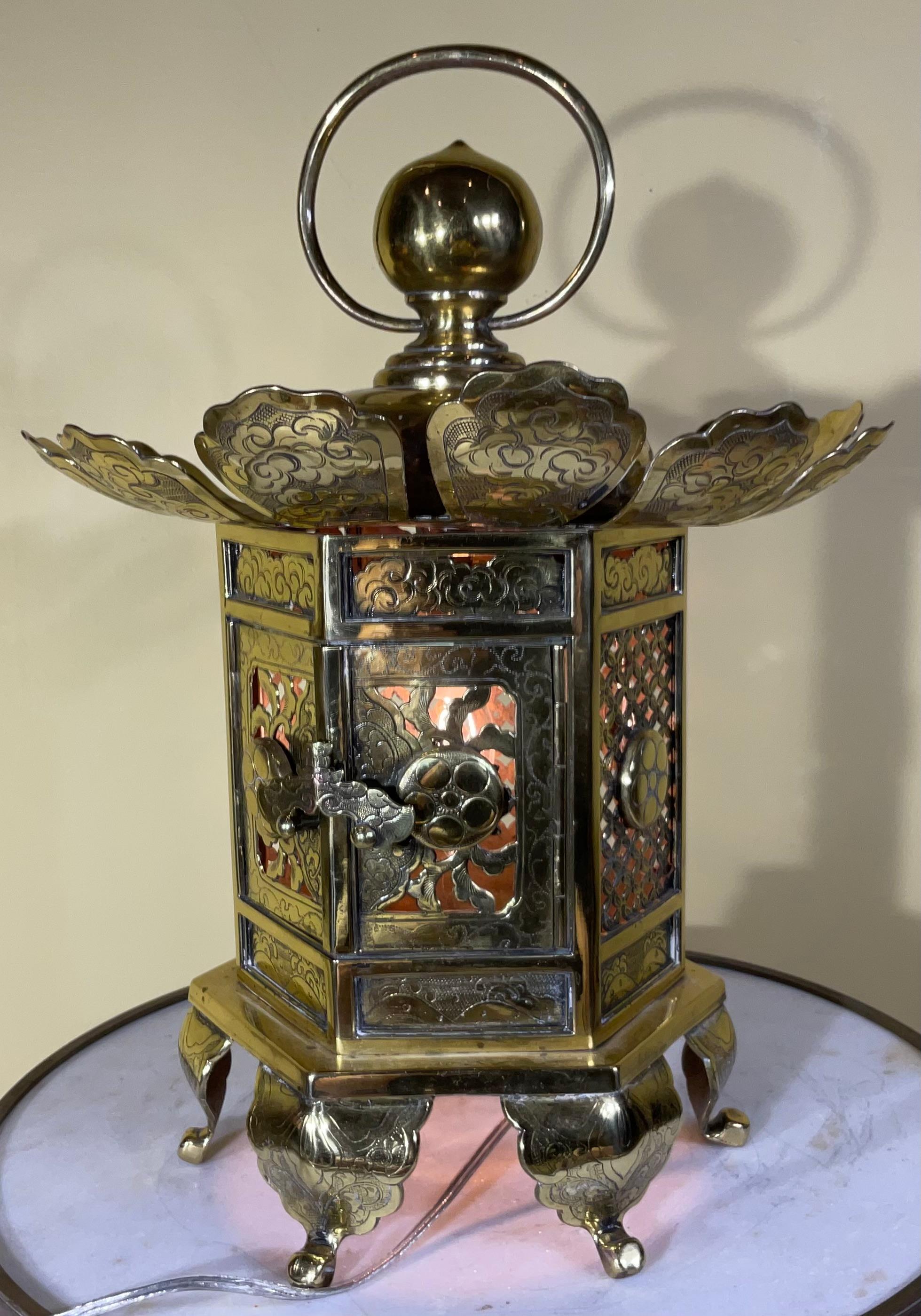 Vintage japonais  Lanterne bouddhiste en laiton Alter / Lampe de table / Pièce centrale  en vente 6