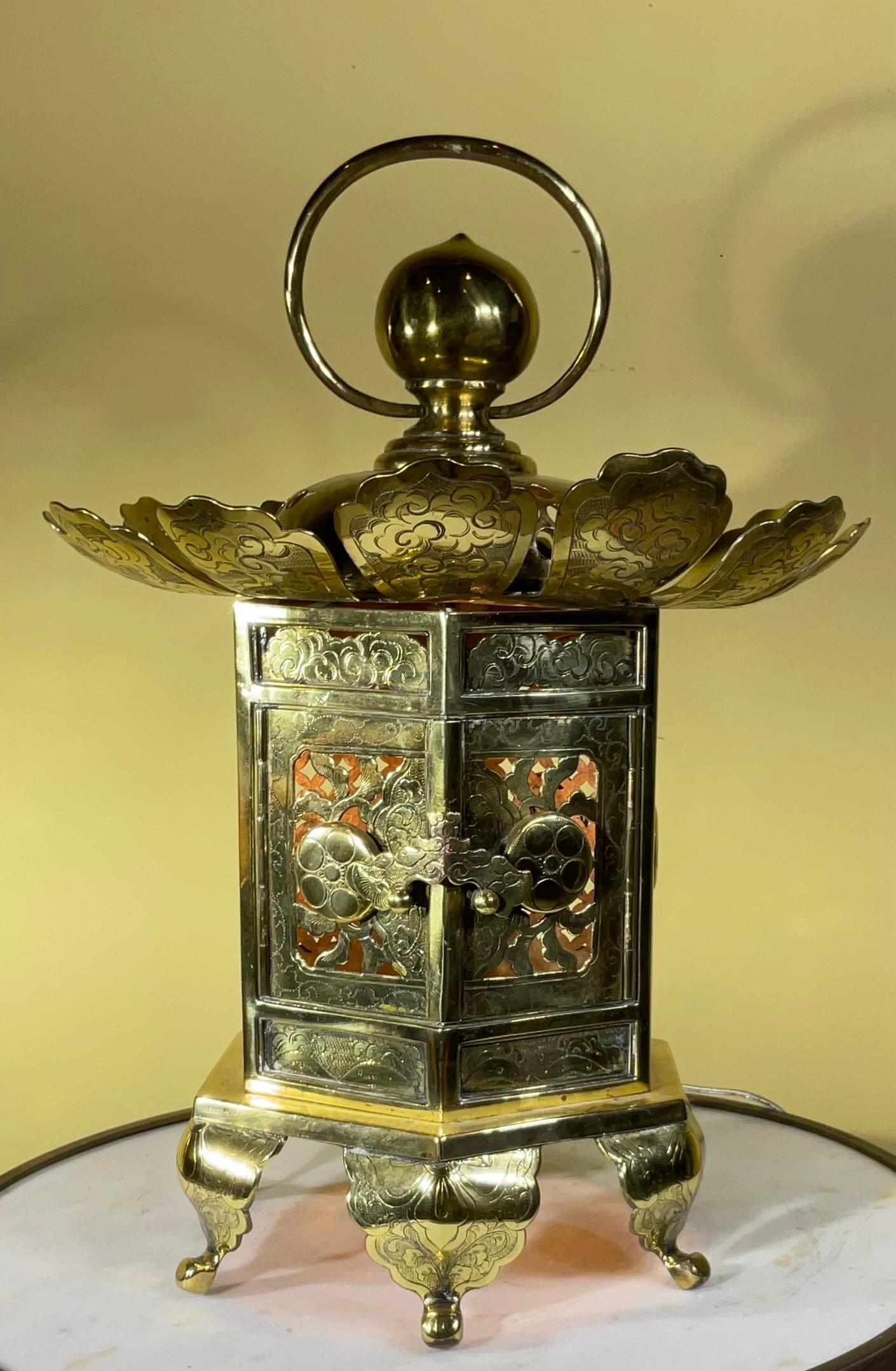 Vintage japonais  Lanterne bouddhiste en laiton Alter / Lampe de table / Pièce centrale  en vente 7