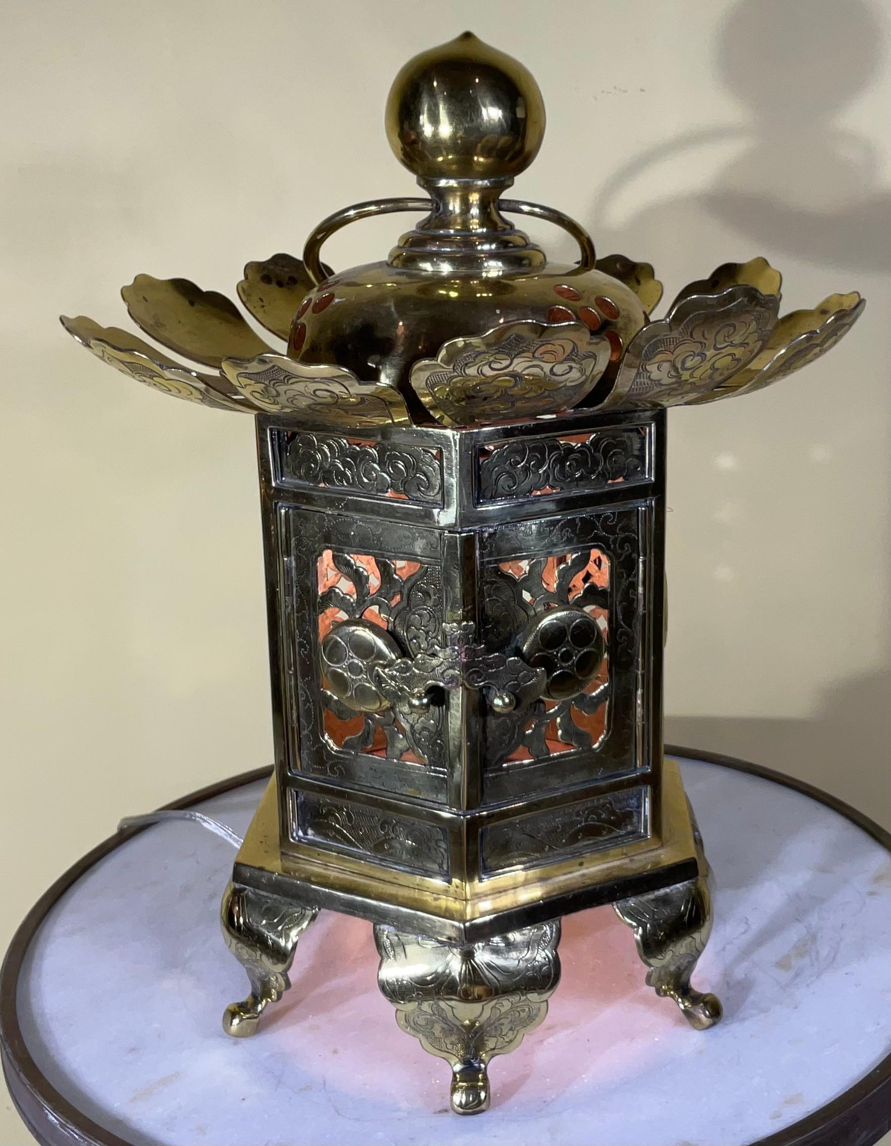 Vintage japonais  Lanterne bouddhiste en laiton Alter / Lampe de table / Pièce centrale  en vente 8