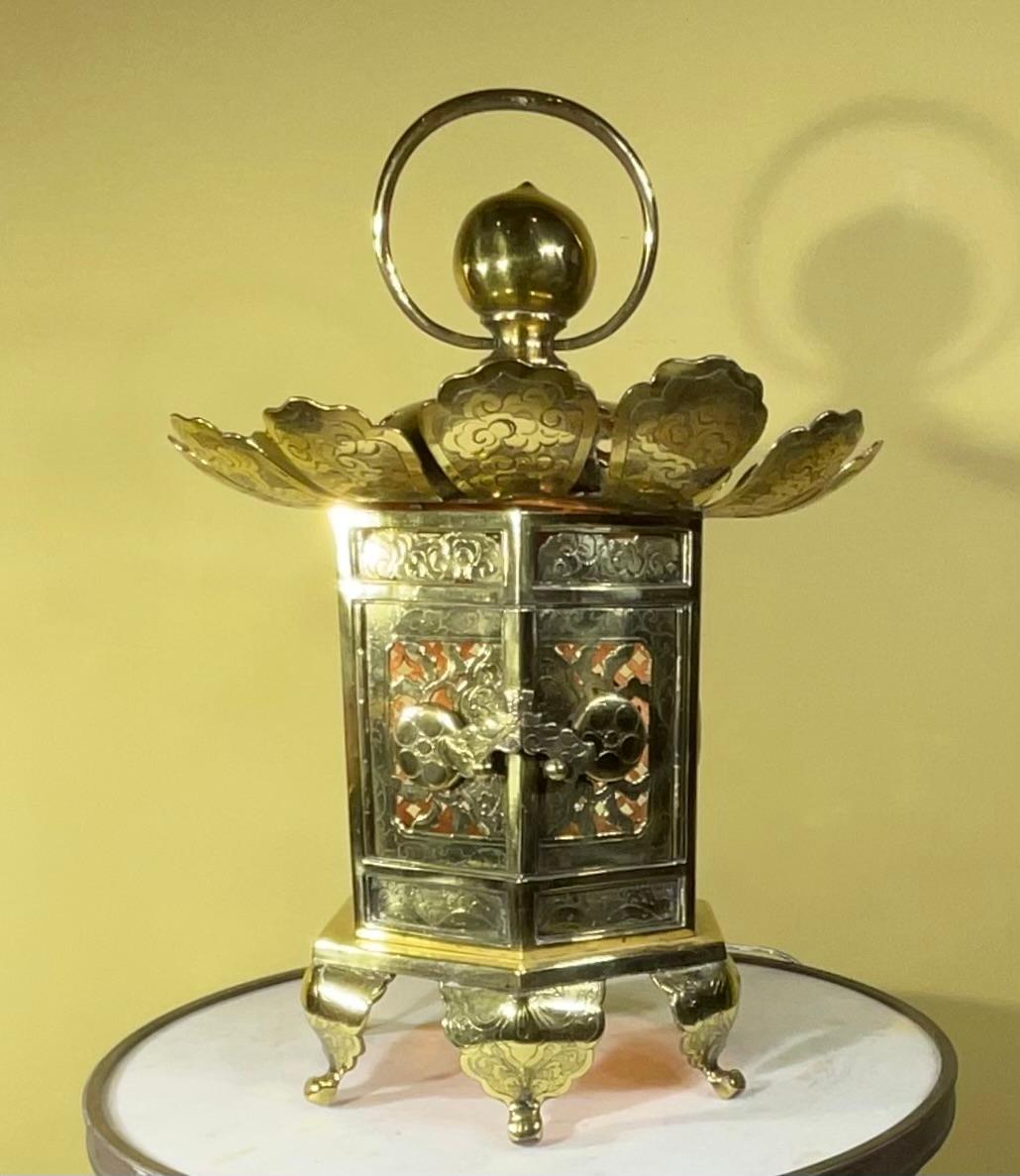 Magnifique lanterne japonaise en laiton forgé à la main. Electrifié avec une lampe de 60 watts 
Décoratif comme lampe de table ou même comme pièce centrale sans la lumière.
Motifs japonais gravés très détaillés et très vivants 
