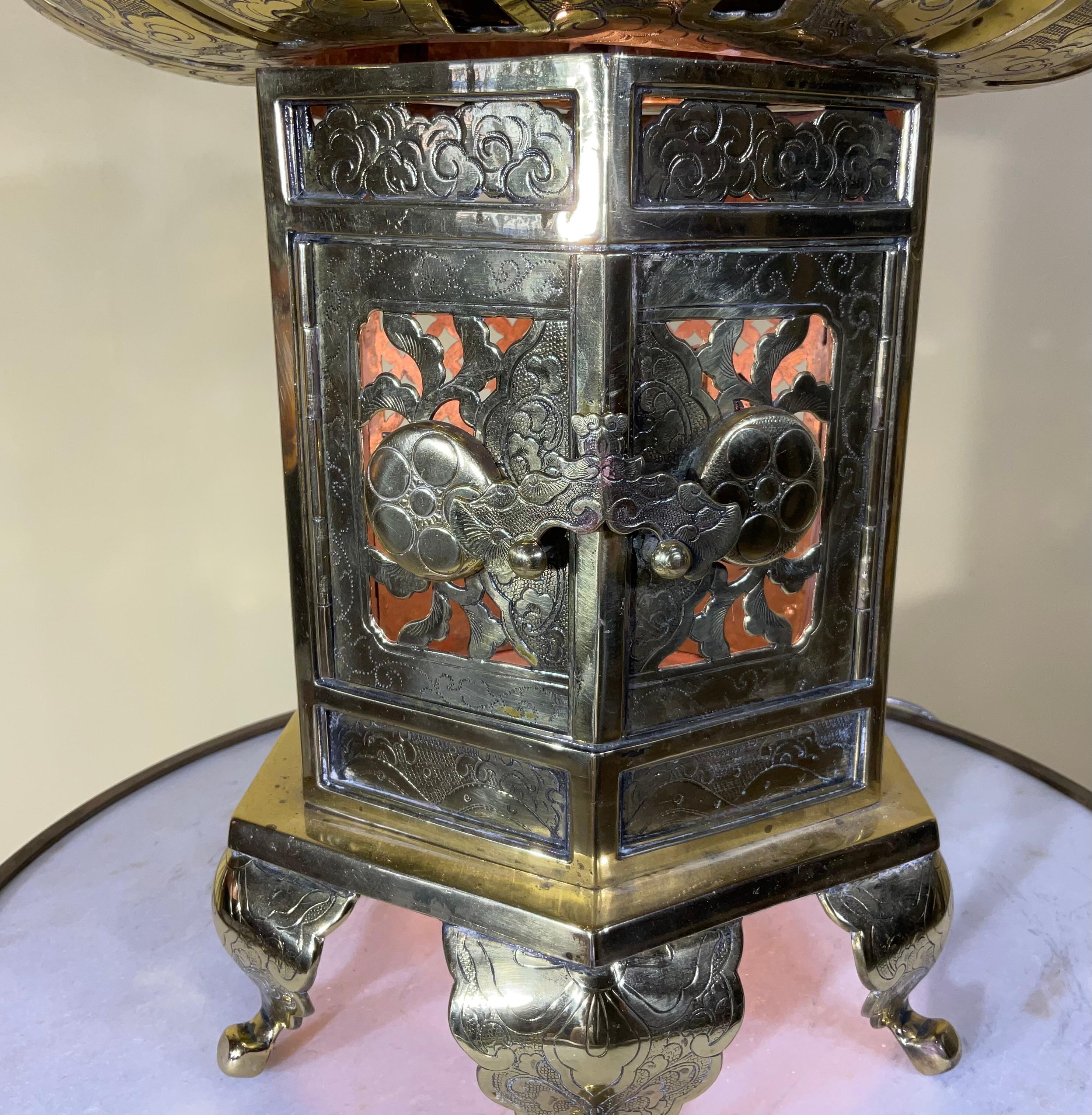 20ième siècle Vintage japonais  Lanterne bouddhiste en laiton Alter / Lampe de table / Pièce centrale  en vente