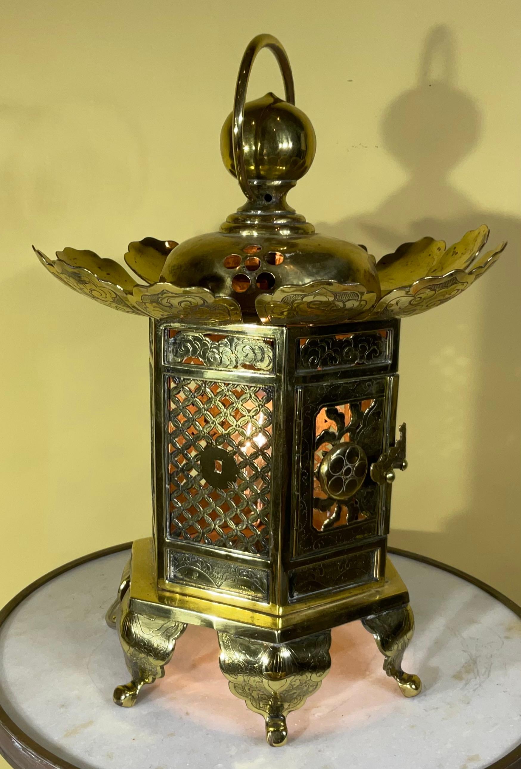 Vintage japonais  Lanterne bouddhiste en laiton Alter / Lampe de table / Pièce centrale  en vente 1