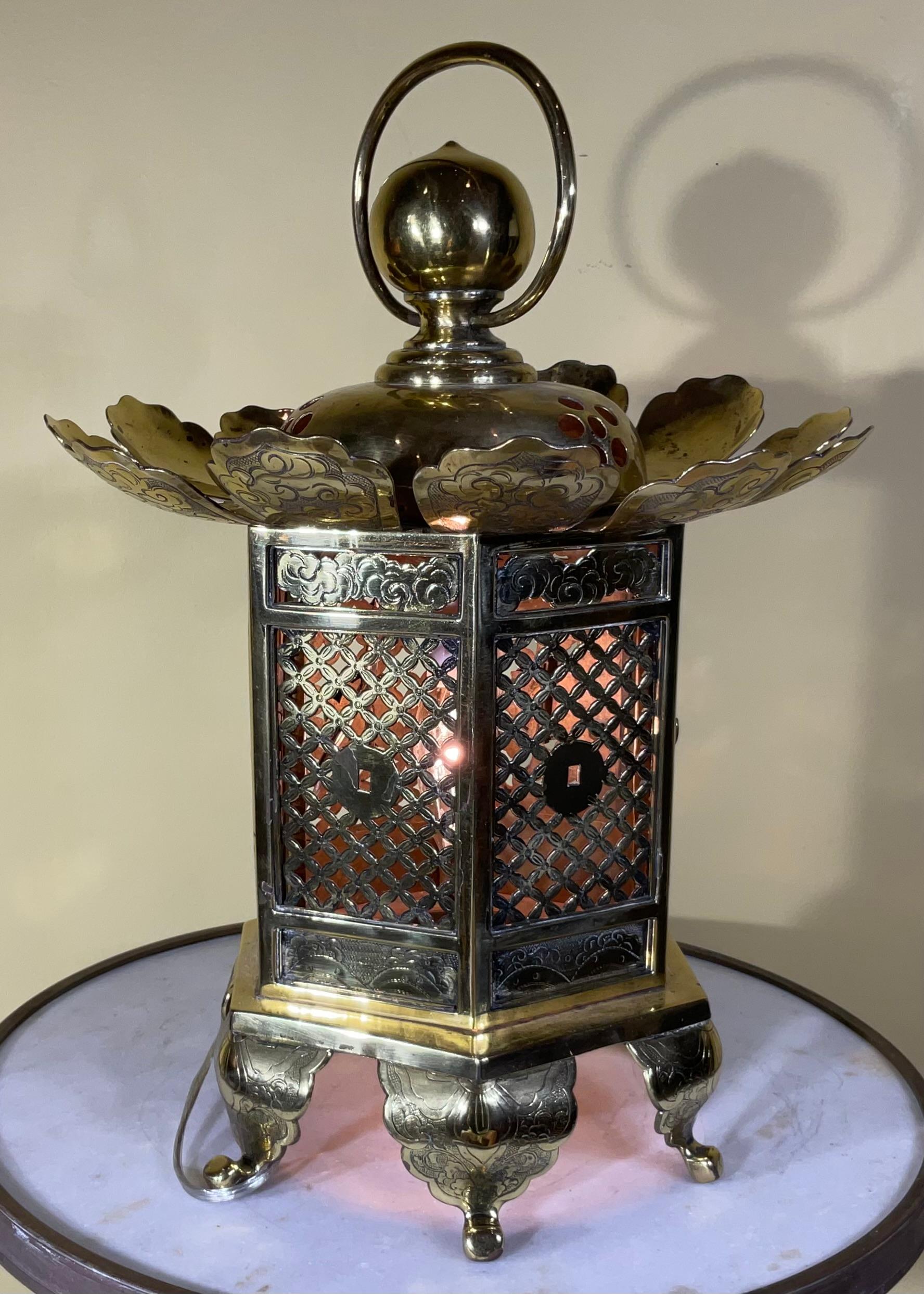 Vintage japonais  Lanterne bouddhiste en laiton Alter / Lampe de table / Pièce centrale  en vente 2