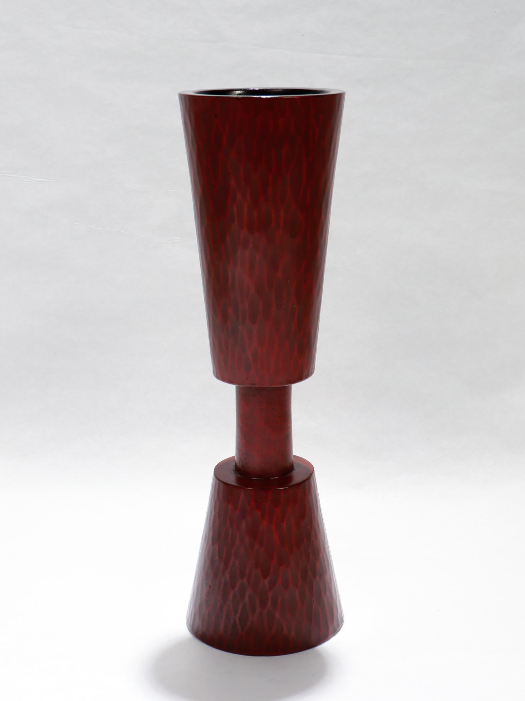 Eine schöne Vintage-Holzvase.

Geschnitzt in einer hyperboloidalen Form.

Durchgehend dunkelrot lackiert. 

Auf dem Sockel mit einem stilisierten Tensho-tai-Siegel versehen.

Einfach eine wunderschöne japanische Vase!

Datum:
20.