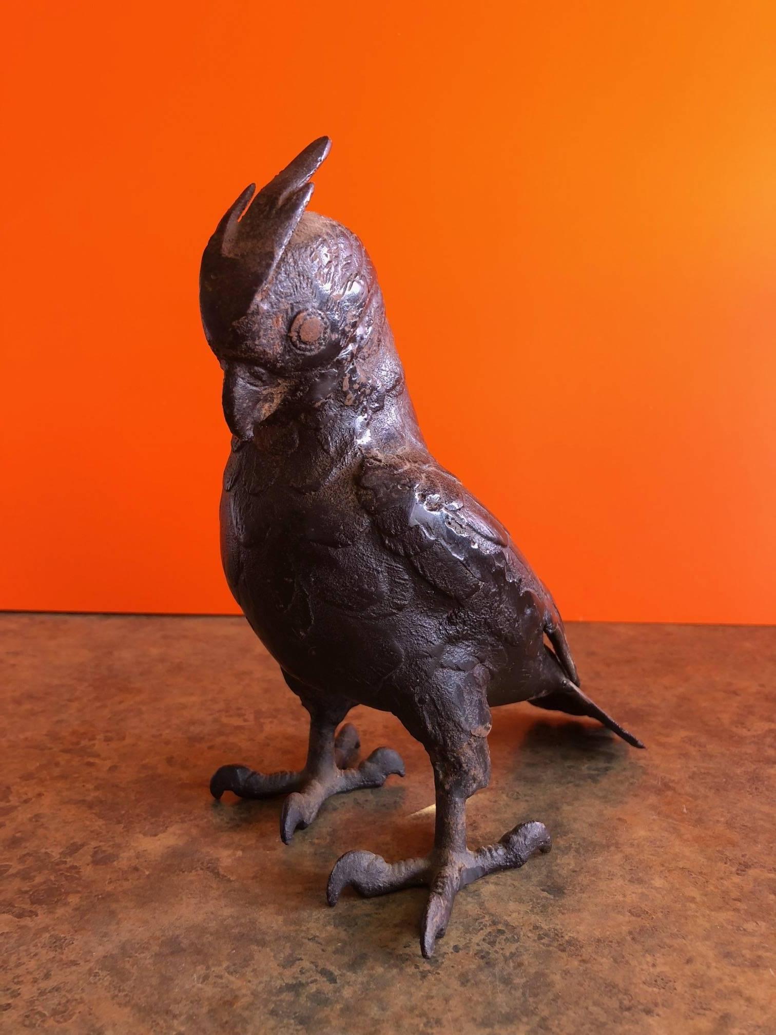Sculpture de perroquet vintage en fonte japonaise:: circa 1950s. La pièce est assez lourde et mesure environ 8 pouces de haut avec des détails incroyables. Magnifique patine dans un très bon état général vintage. Les griffes inférieures sont
