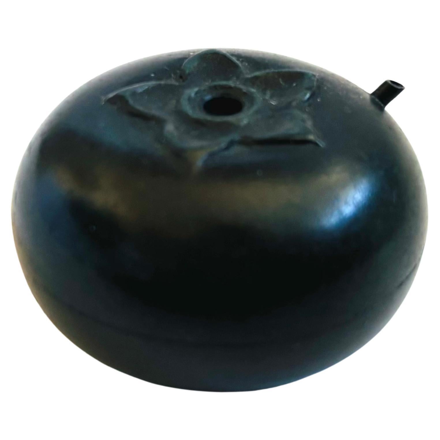 Gocce d
acqua in ghisa giapponese d
epoca con cachi Suiteki in vendita