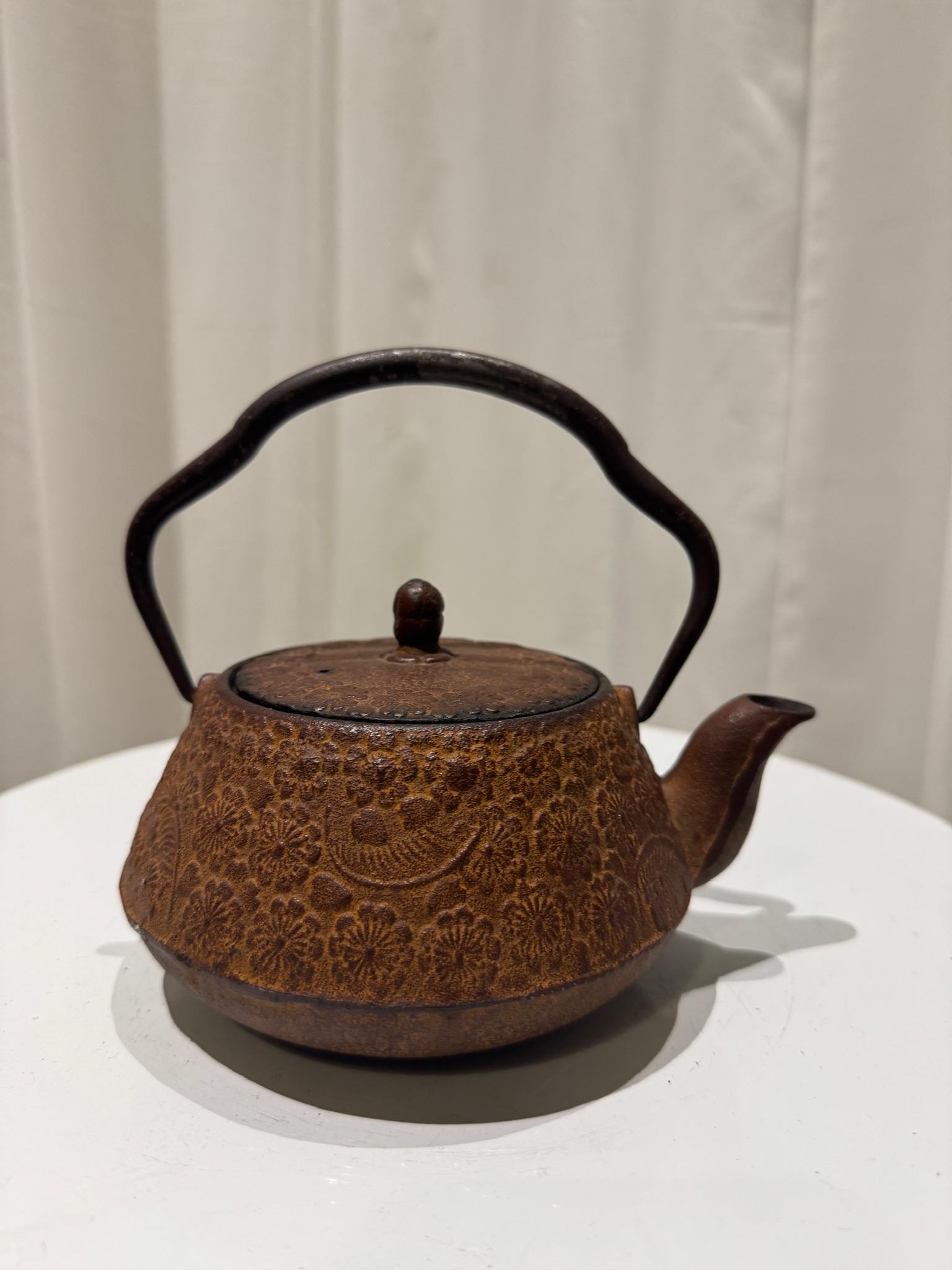 Vintage Japanese Cast Iron Tetsubin Teapot with Floral Relief Pattern In Good Condition In West Hollywood, CA