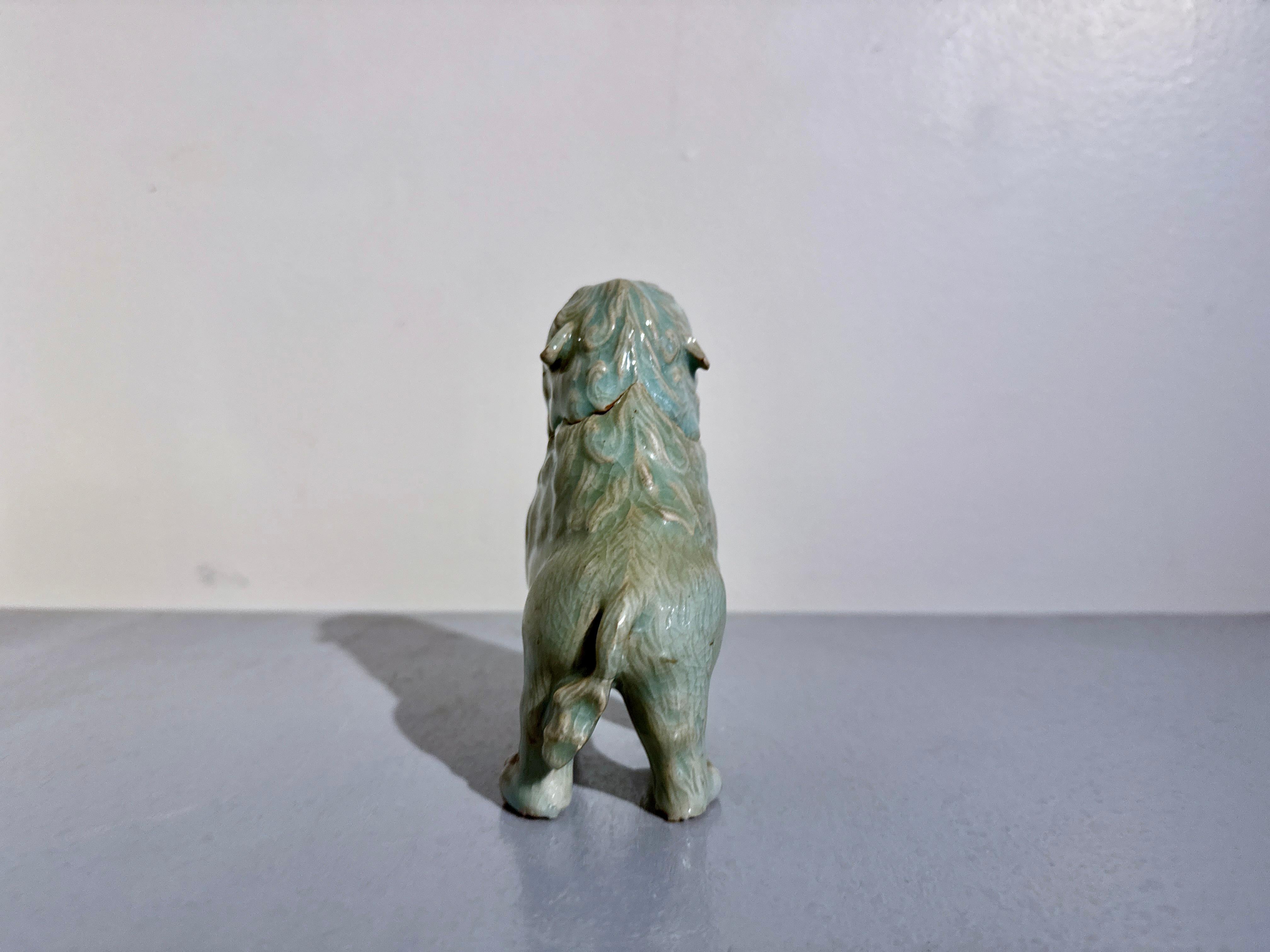 Incensario de león japonés vintage de celadón esmaltado Shishi, Taisho/Showa, c 1930, Japón Tallado a mano en venta
