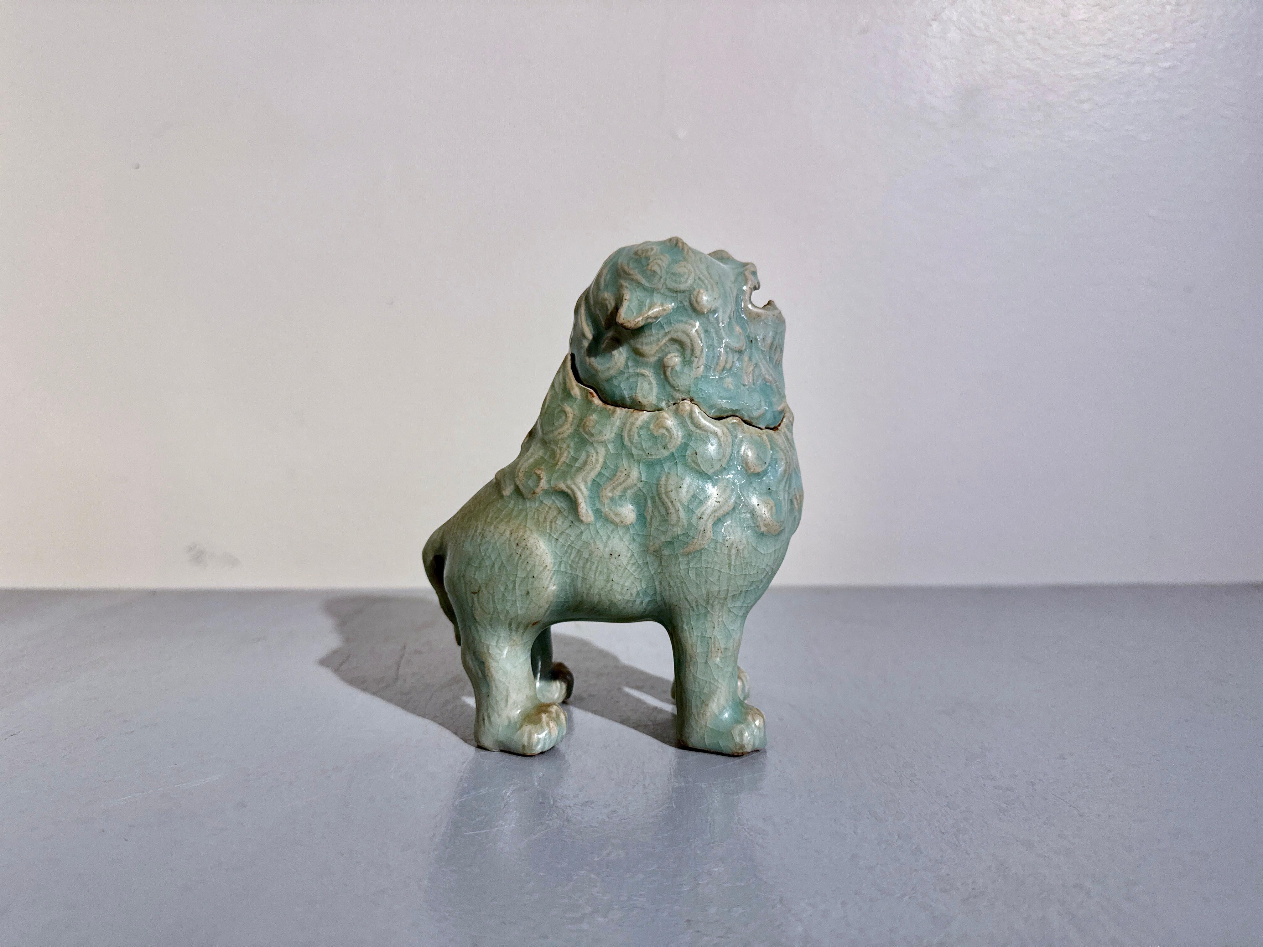 Incensario de león japonés vintage de celadón esmaltado Shishi, Taisho/Showa, c 1930, Japón en Bueno estado para la venta en Austin, TX