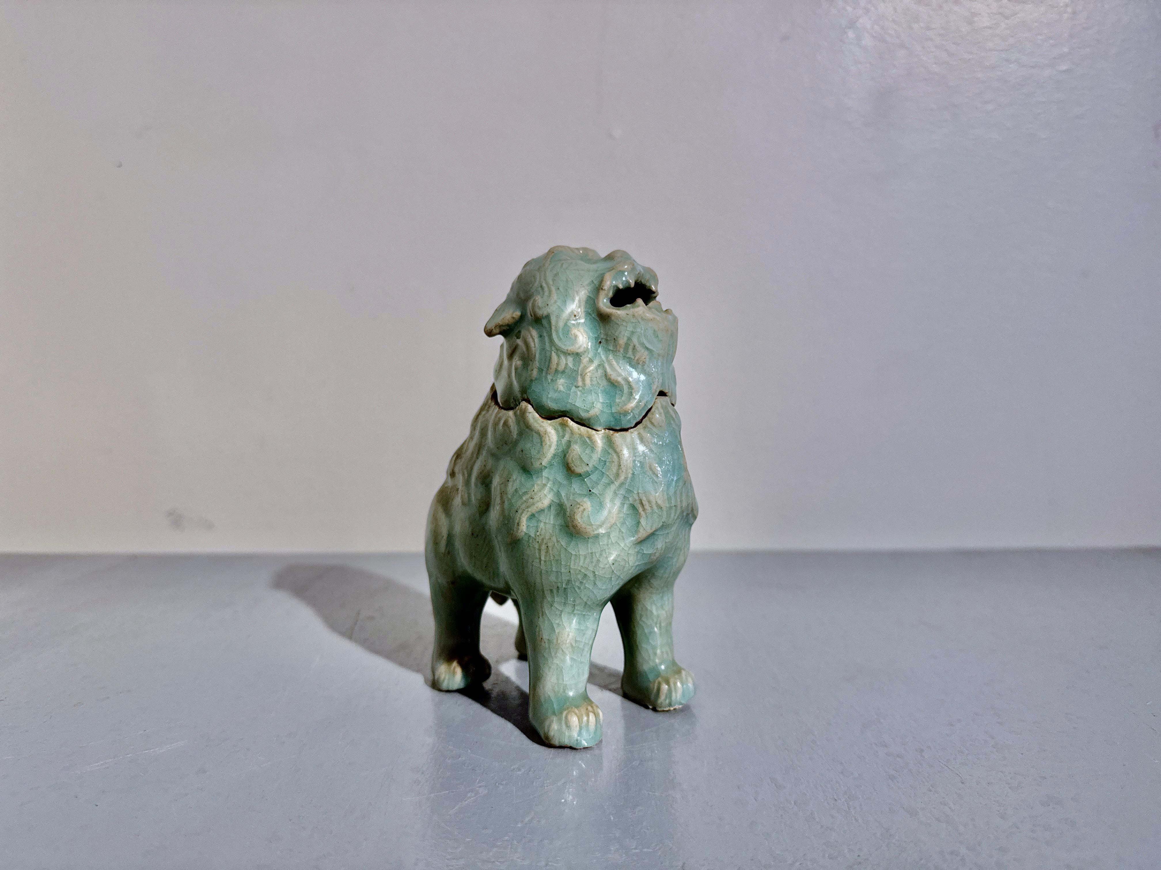 Incensario de león japonés vintage de celadón esmaltado Shishi, Taisho/Showa, c 1930, Japón mediados del siglo XX en venta