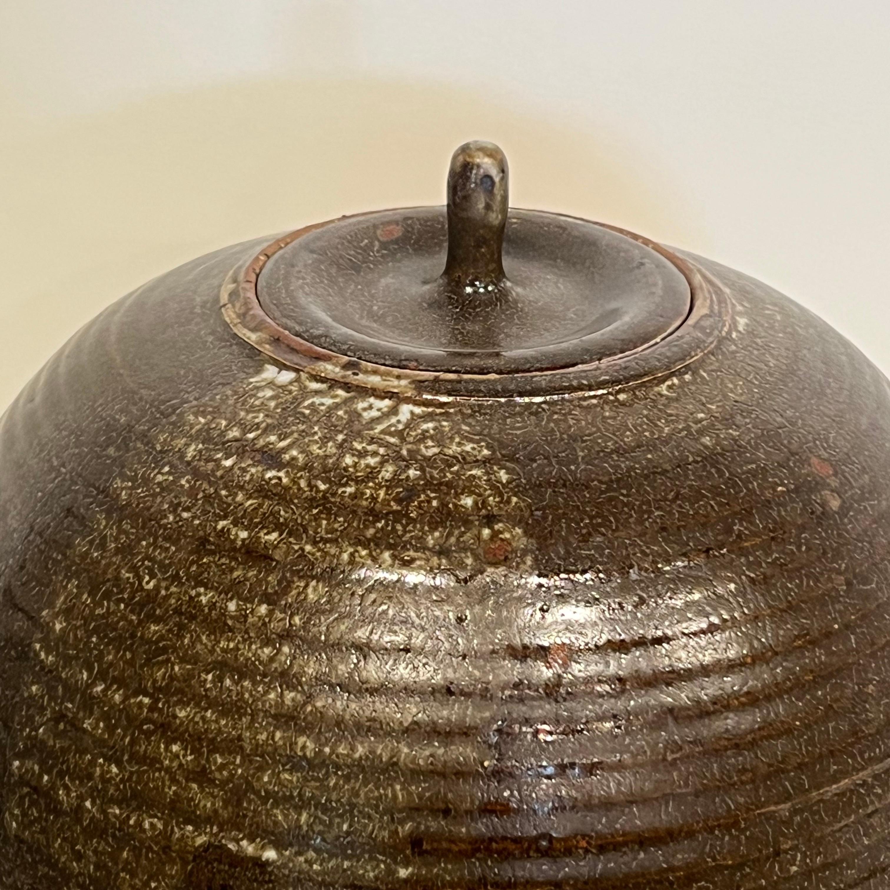 Japanisches Keramikgefäß mit Deckel aus den 1970er Jahren im Angebot 1