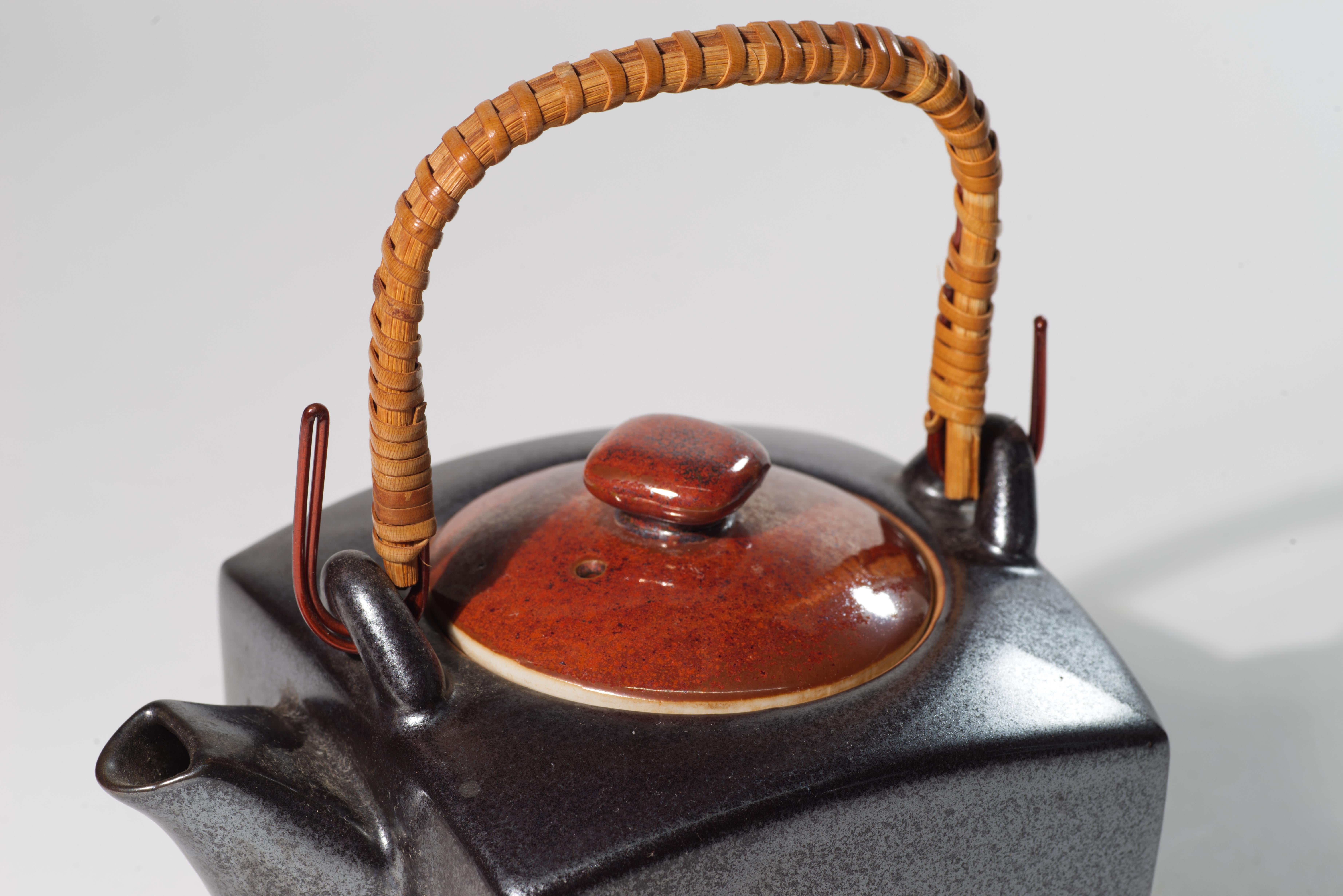Tetera japonesa vintage de cerámica con asa geométrica Moderno orgánico en venta
