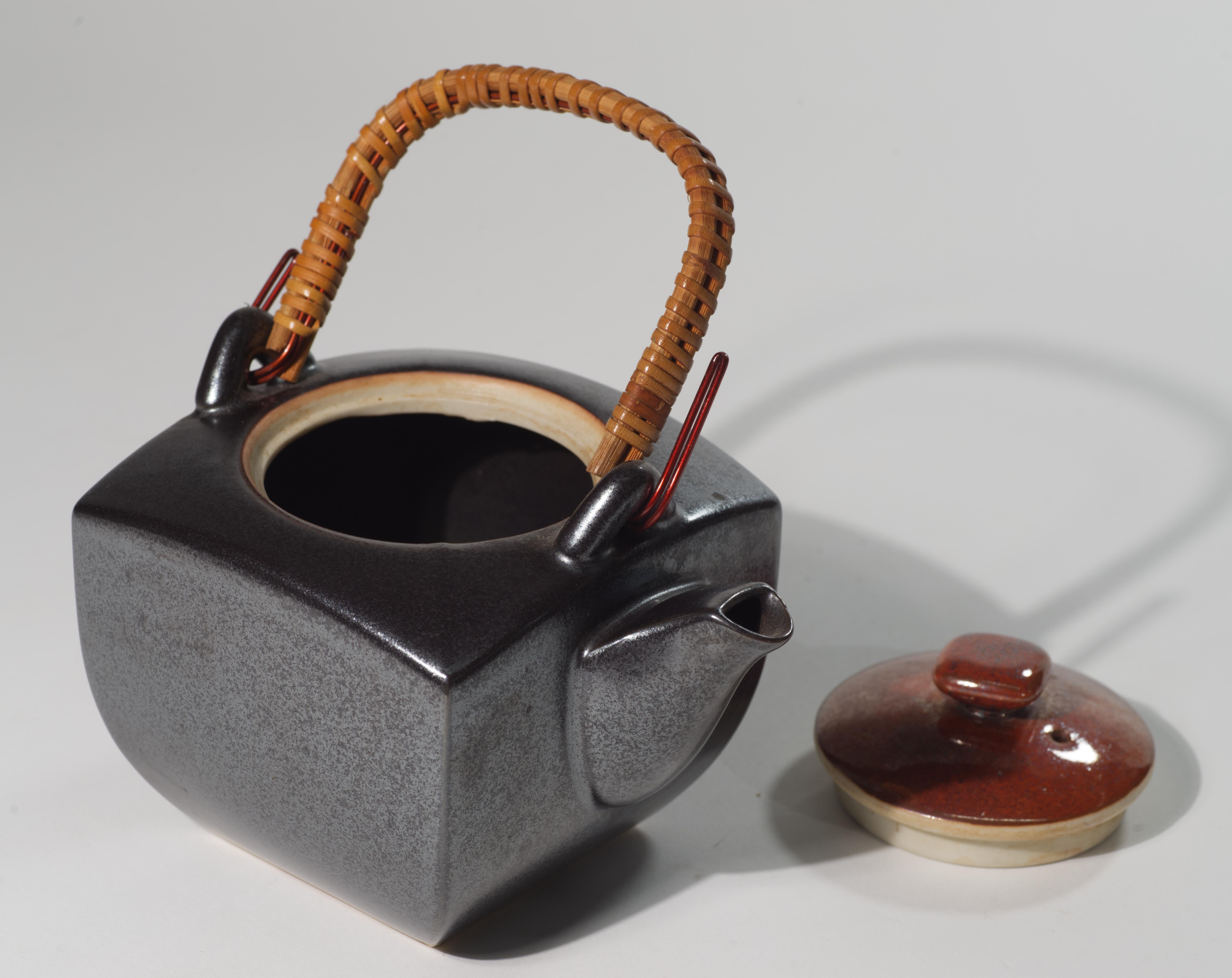 Tetera japonesa vintage de cerámica con asa geométrica en Bueno estado para la venta en Clifton Springs, NY