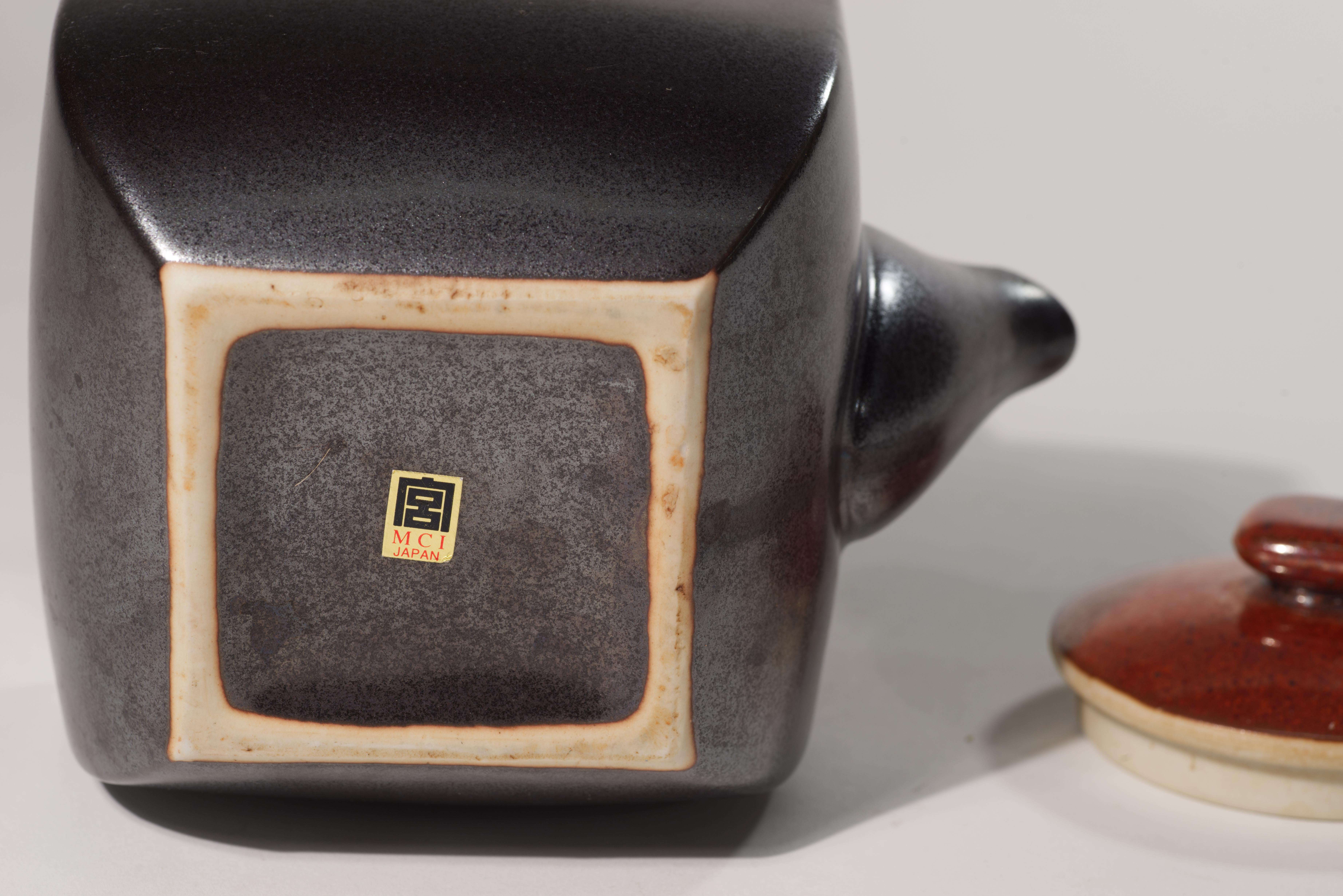 Tetera japonesa vintage de cerámica con asa geométrica siglo XX en venta