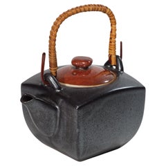 Teiera giapponese vintage in ceramica con manico geometrico
